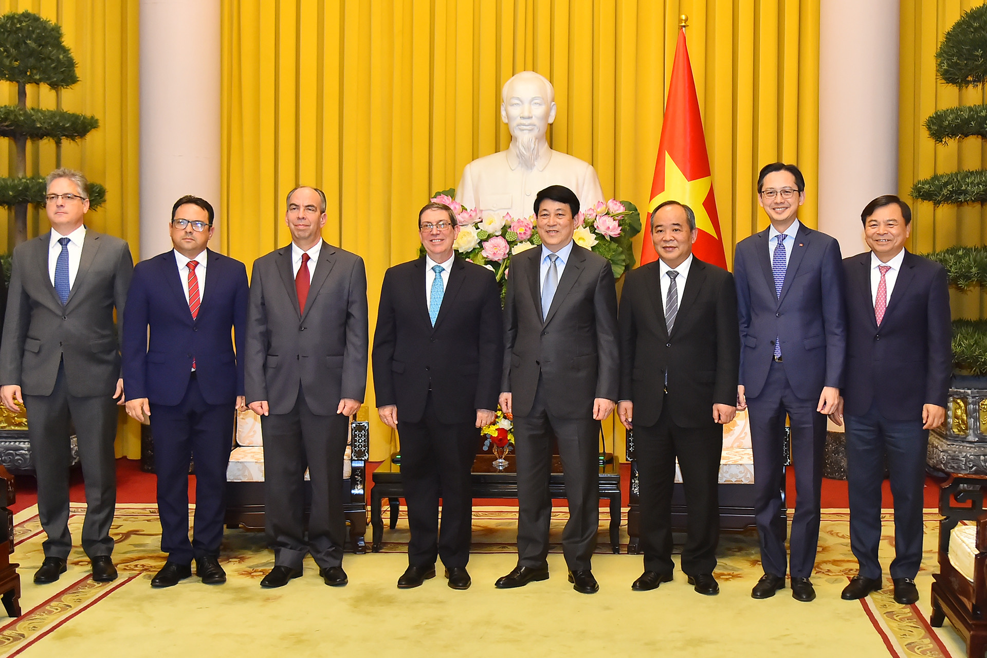 Chủ tịch nước Lương Cường và Bộ trưởng Ngoại giao Cuba Bruno Rodríguez Parrilla cùng các đại biểu tại buổi tiếp.