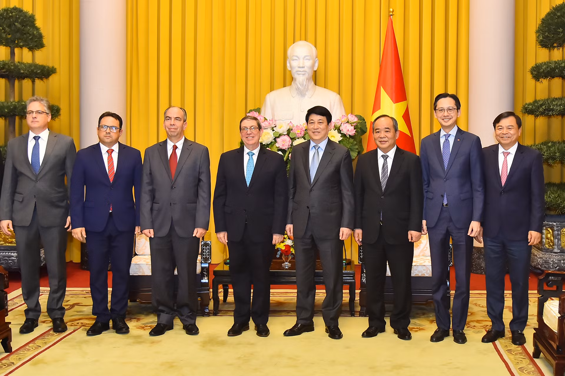 Chủ tịch nước Lương Cường và Bộ trưởng Ngoại giao Cuba Bruno Rodríguez Parrilla cùng các đại biểu tại buổi tiếp.