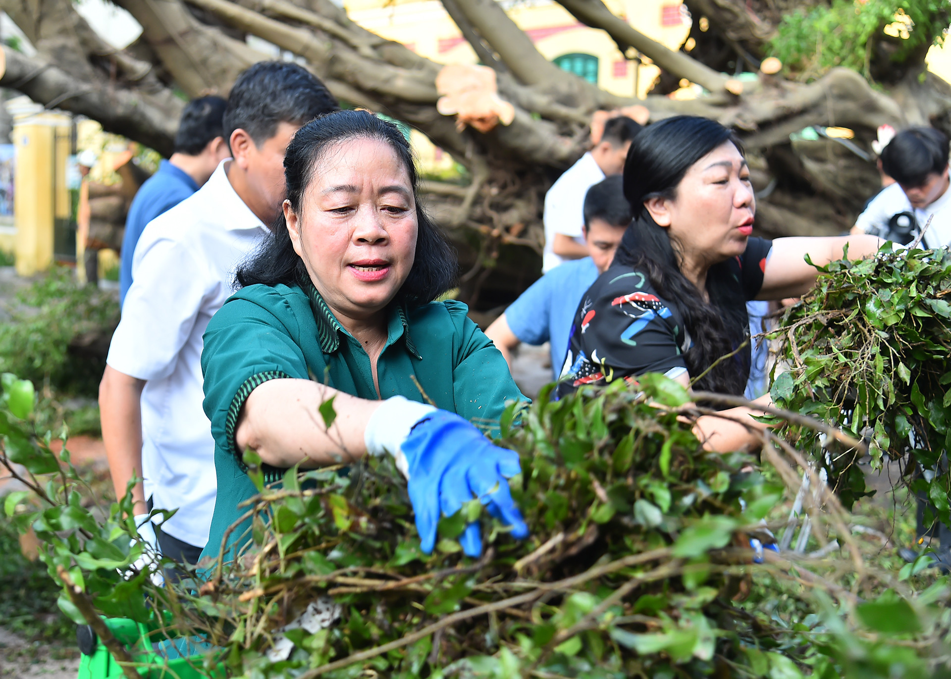 Bí thư Thành ủy Hà Nội Bùi Thị Minh Hoài và lãnh đạo thành phố tham gia vệ sinh môi trường cùng người dân tại khu vực phố Trần Hưng Đạo - Bà Triệu. 