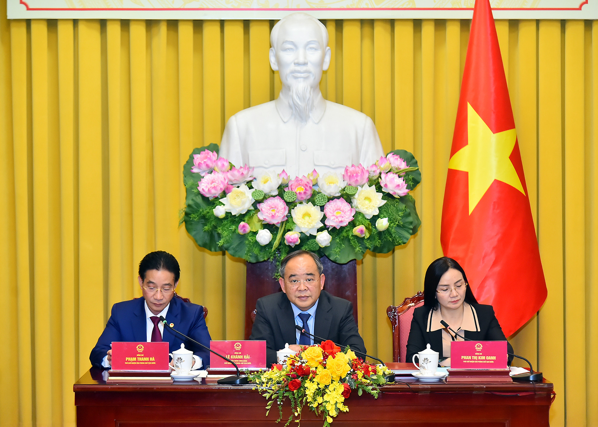 Chủ nhiệm Văn phòng Chủ tịch nước Lê Khánh Hải cùng các đồng chí Phó Chủ nhiệm Văn phòng Chủ tịch nước điều hành hội nghị.