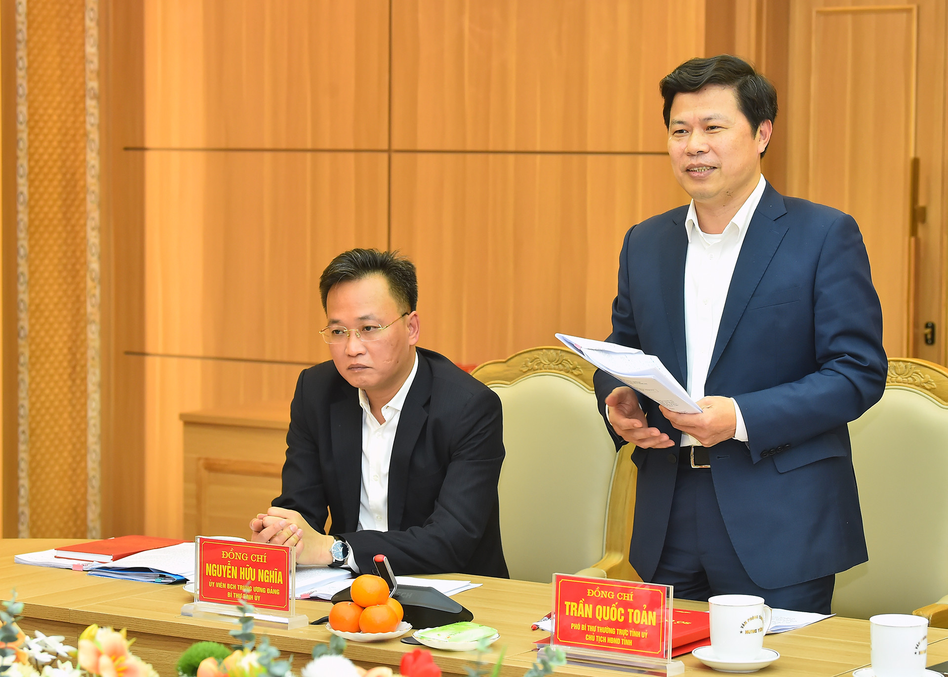 Phó Bí thư Thường trực Tỉnh ủy, Chủ tịch Hội đồng nhân dân tỉnh Hưng Yên trình bày báo cáo.