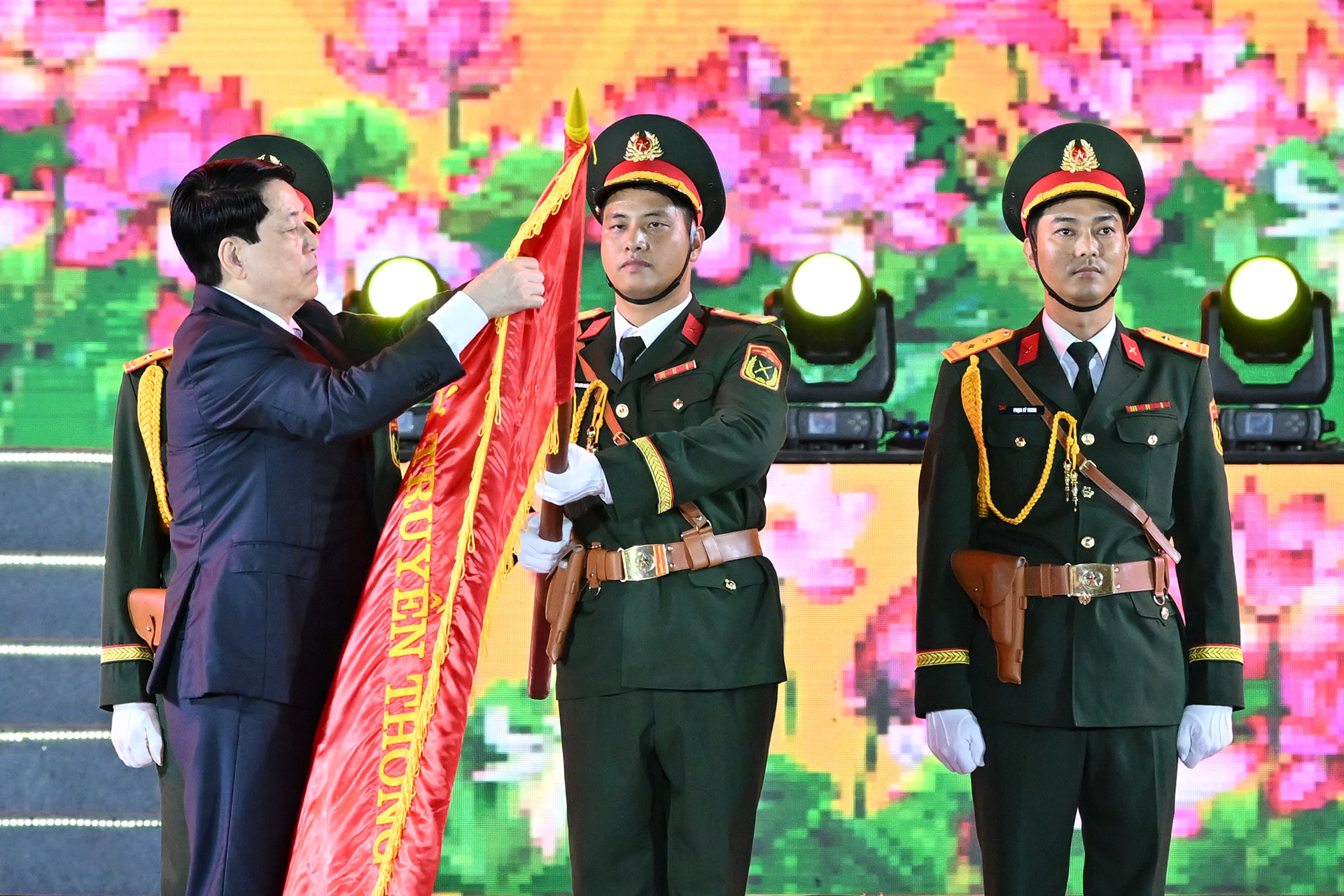 Chủ tịch nước Lương Cường trao Danh hiệu "Thành phố Anh hùng" tặng Đảng bộ, chính quyền và nhân dân thành phố Hải Phòng.