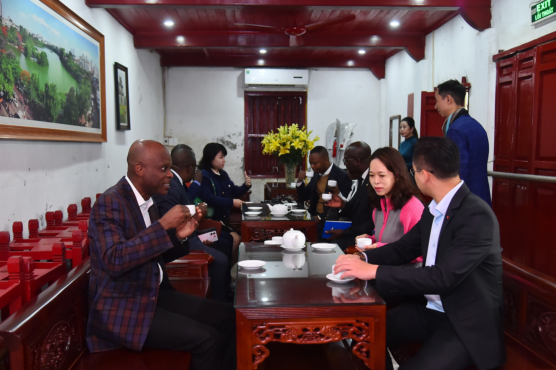 Bộ trưởng Ngoại giao Togo Robert Dussey thưởng thức trà xanh truyền thống của Việt Nam.