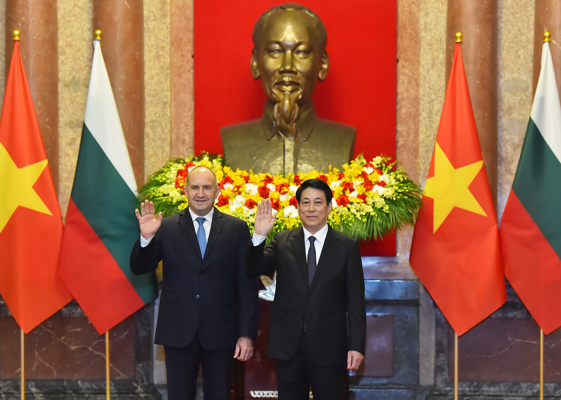 Đây là chuyến thăm đầu tiên của Tổng thống Bulgaria tới Việt Nam trong 11 năm qua, diễn ra trong bối cảnh hai nước đang hướng tới kỷ niệm 75 năm thiết lập quan hệ ngoại giao vào năm 2025. Đây là chuyến thăm đầu tiên của Tổng thống Bulgaria tới Việt Nam trong 11 năm qua, diễn ra trong bối cảnh hai nước đang hướng tới kỷ niệm 75 năm thiết lập quan hệ ngoại giao vào năm 2025.