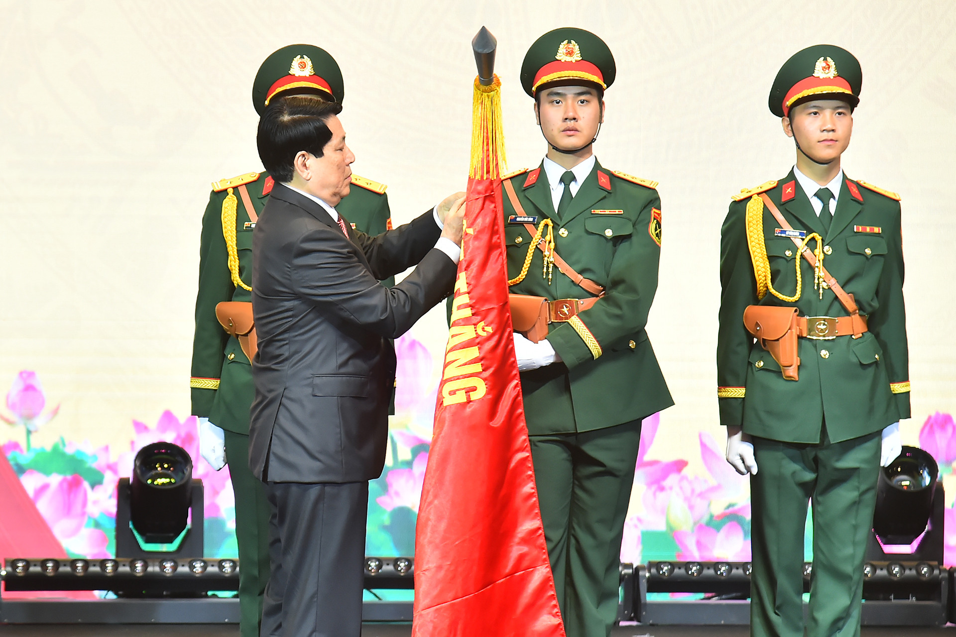 Thay mặt lãnh đạo Đảng, Nhà nước, Chủ tịch nước Lương Cường đã gắn Huy hiệu Anh hùng Lực lượng vũ trang nhân dân lên Quân kỳ Quyết thắng của Viện Hàng không Vũ trụ Viettel.