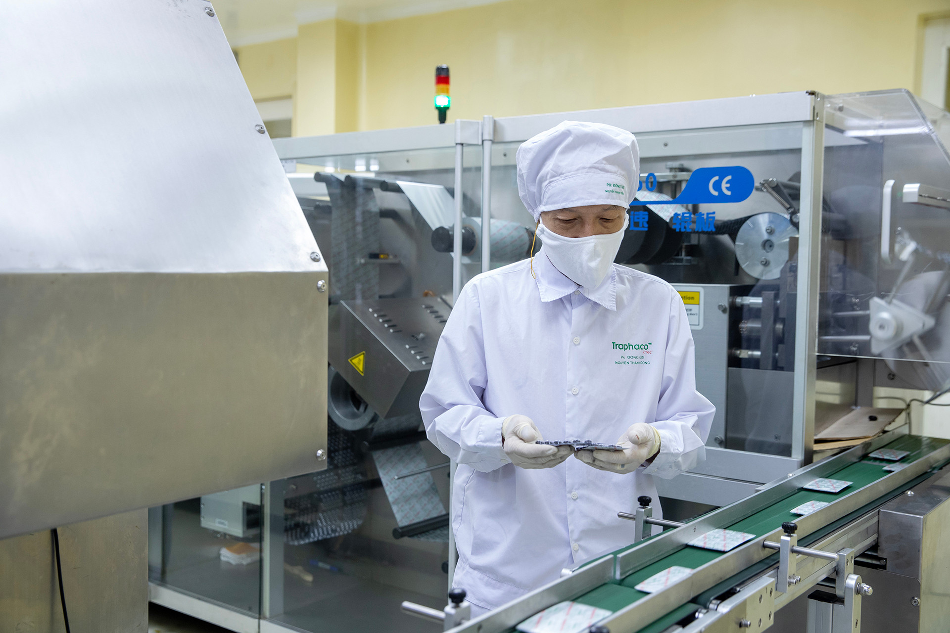 Ngoài ra, Traphaco đang thực hiện bộ tiêu chuẩn ESG (Môi trường, Xã hội, Quản trị) trong hoạt động, không chỉ đầu tư vào công nghệ sản xuất để giảm khí thải mà còn triển khai các dự án bảo vệ môi trường, phát triển bền vững.