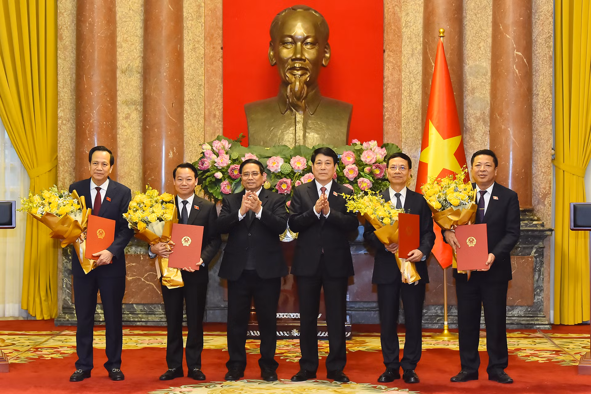 Chủ tịch nước Lương Cường và Thủ tướng Phạm Minh Chính chúc mừng các đồng chí Ủy viên Trung ương Đảng giữ các chức vụ Bộ trưởng: Trần Hồng Minh, Bộ trưởng Xây dựng; Nguyễn Mạnh Hùng, Bộ trưởng Khoa học và Công nghệ; Đỗ Đức Duy, Bộ trưởng Nông nghiệp và Môi trường; Đào Ngọc Dung, Bộ trưởng Dân tộc và Tôn giáo.