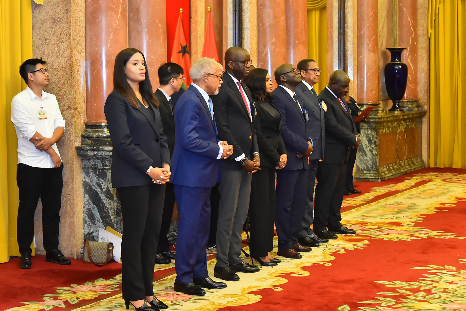 Các thành viên tháp tùng Tổng thống Cộng hòa Guinea-Bissau Umaro Sissoco Embaló tại lễ ký kết.