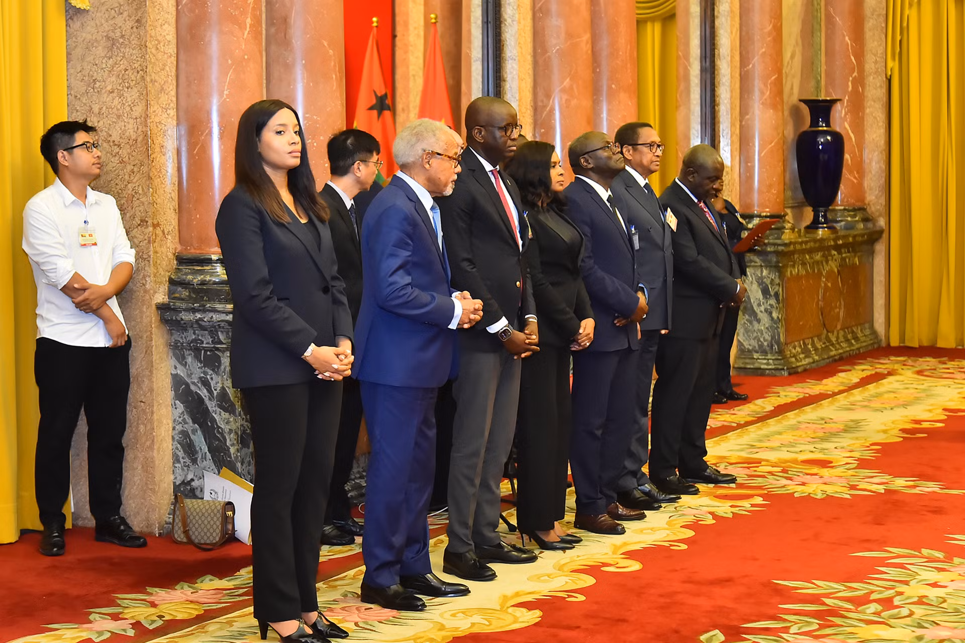 Các thành viên tháp tùng Tổng thống Cộng hòa Guinea-Bissau Umaro Sissoco Embaló tại lễ ký kết.