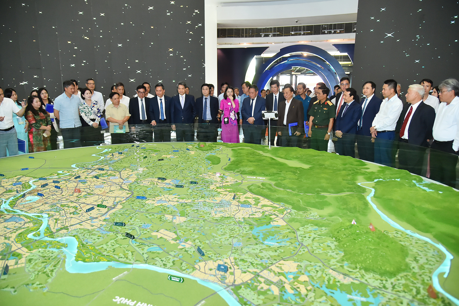 [Ảnh] Triển lãm thành tựu kinh tế, văn hóa, xã hội của Thủ đô 70 năm xây dựng và phát triển ảnh 3