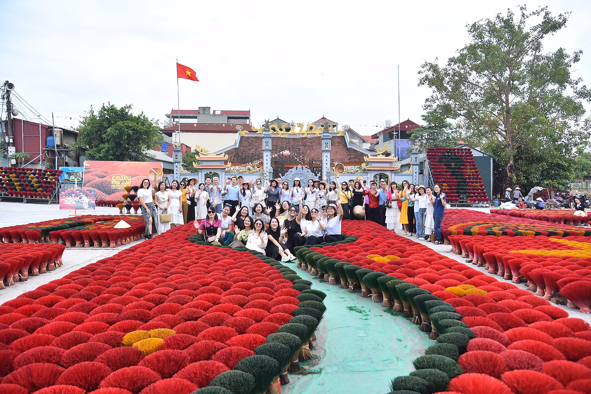 Đông đảo du khách thích thú khi được trải nghiệm các hoạt động tại làng hương Quảng Phú Cầu trong chuyến du lịch trải nghiệm.