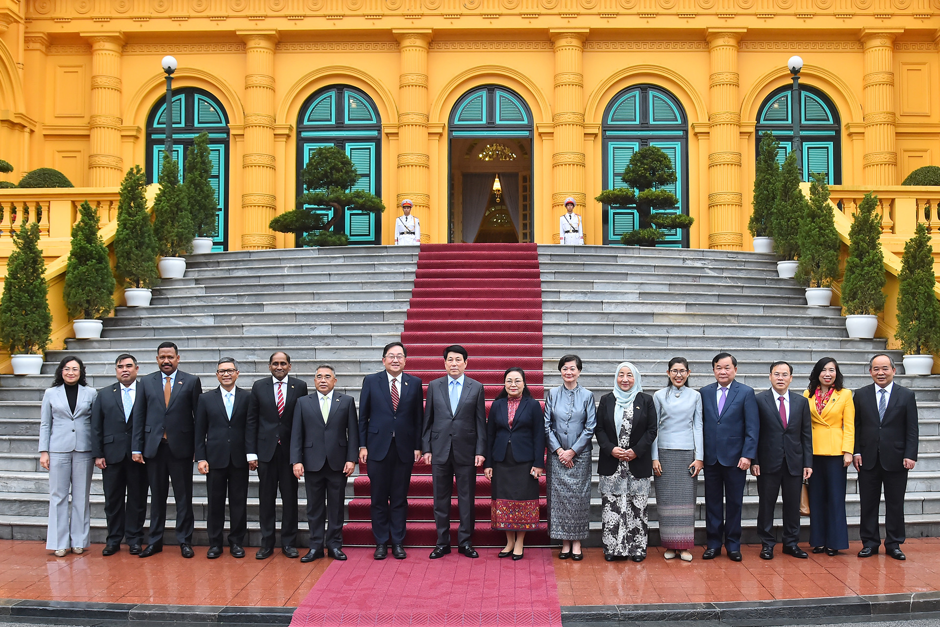 Chủ tịch nước Lương Cường và Đại sứ, Đại biện các nước ASEAN và Timor-Leste cùng các đại biểu tại buổi tiếp. Chủ tịch nước Lương Cường và Đại sứ, Đại biện các nước ASEAN và Timor-Leste cùng các đại biểu tại buổi tiếp.