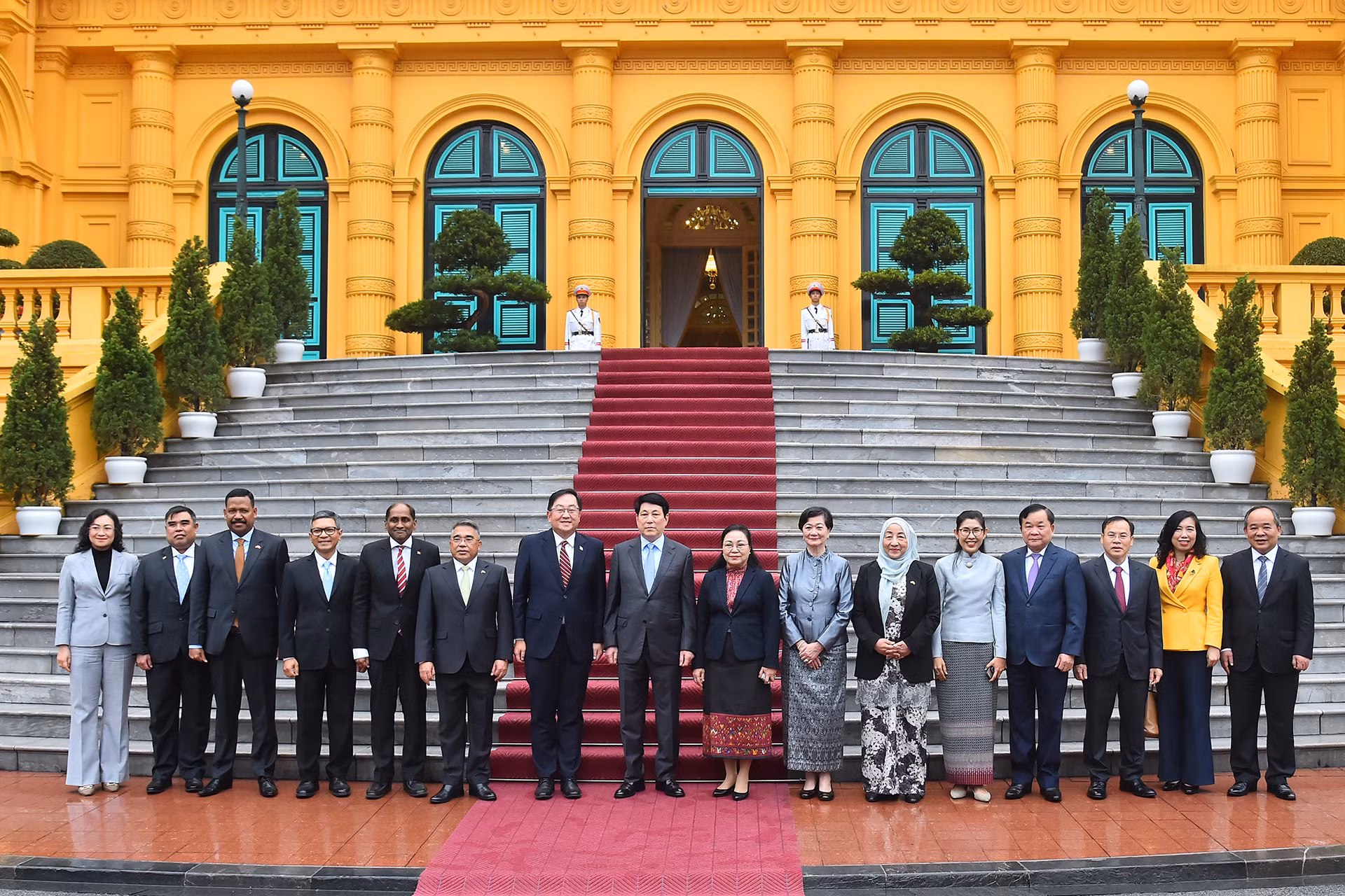 Chủ tịch nước Lương Cường và Đại sứ, Đại biện các nước ASEAN và Timor-Leste cùng các đại biểu tại buổi tiếp.