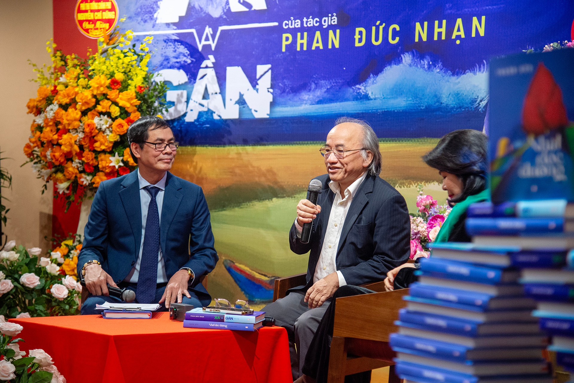 Nhà văn Phan Đức Nhạn giao lưu với độc giả tại buổi lễ.