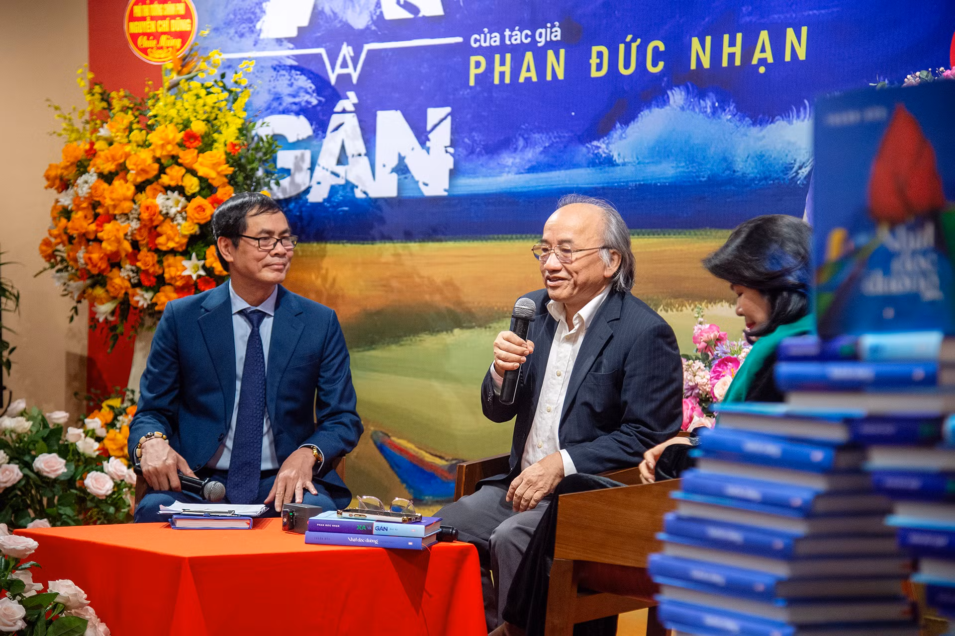 Nhà văn Phan Đức Nhạn giao lưu với độc giả tại buổi lễ.