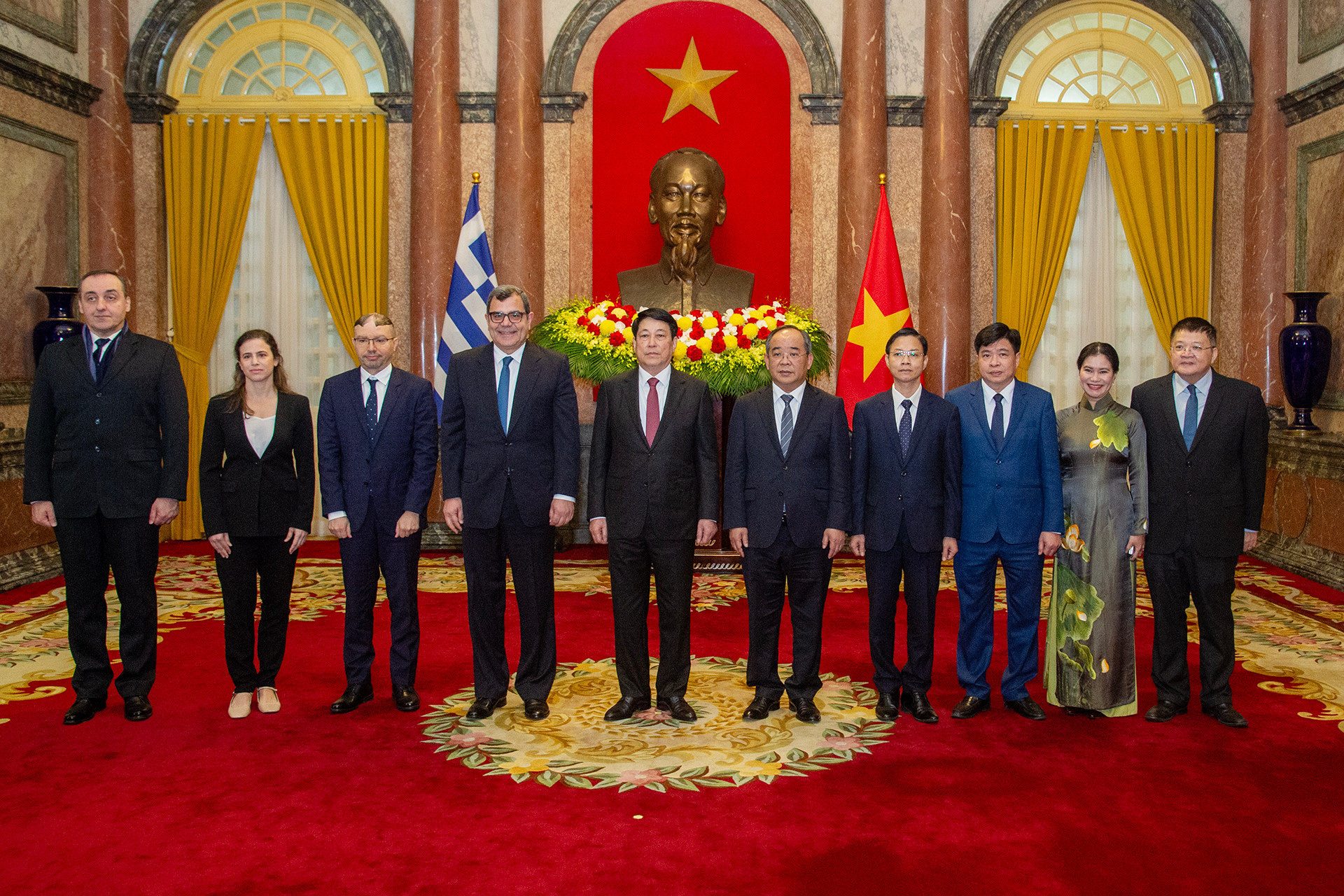 Chủ tịch nước Lương Cường và Đại sứ Cộng hòa Hy Lạp Antonios Papakostas cùng các đại biểu tại buổi lễ trình Quốc thư. Chủ tịch nước Lương Cường và Đại sứ Cộng hòa Hy Lạp Antonios Papakostas cùng các đại biểu tại buổi lễ trình Quốc thư.