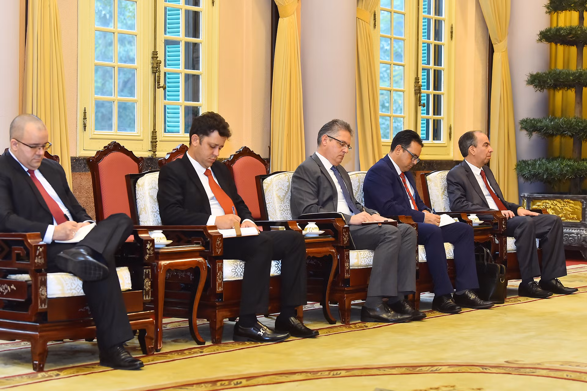 Các đại biểu tháp tùng Bộ trưởng Ngoại giao Cuba Bruno Rodríguez Parrilla tham dự buổi tiếp.