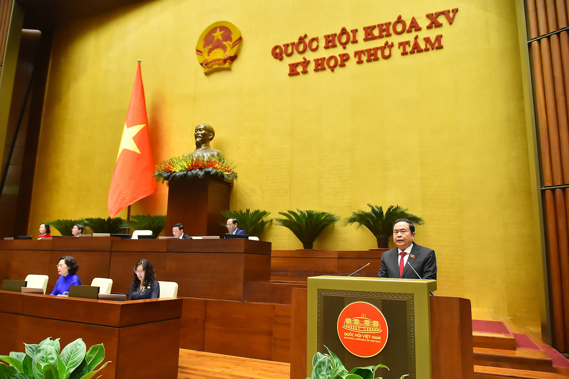 Trong bài phát biểu khai mạc, Chủ tịch Quốc hội Trần Thanh Mẫn bày tỏ tin tưởng, phiên chất vấn và trả lời chất vấn sẽ diễn ra sôi nổi, dân chủ, trên tinh thần xây dựng, có nhiều thông tin phản ánh thực trạng tình hình, đồng thời có nhiều đề xuất, kiến nghị, hiến kế cho Chính phủ trong công tác chỉ đạo, quản lý, điều hành, khắc phục những hạn chế, khó khăn, vướng mắc trong thực tế.