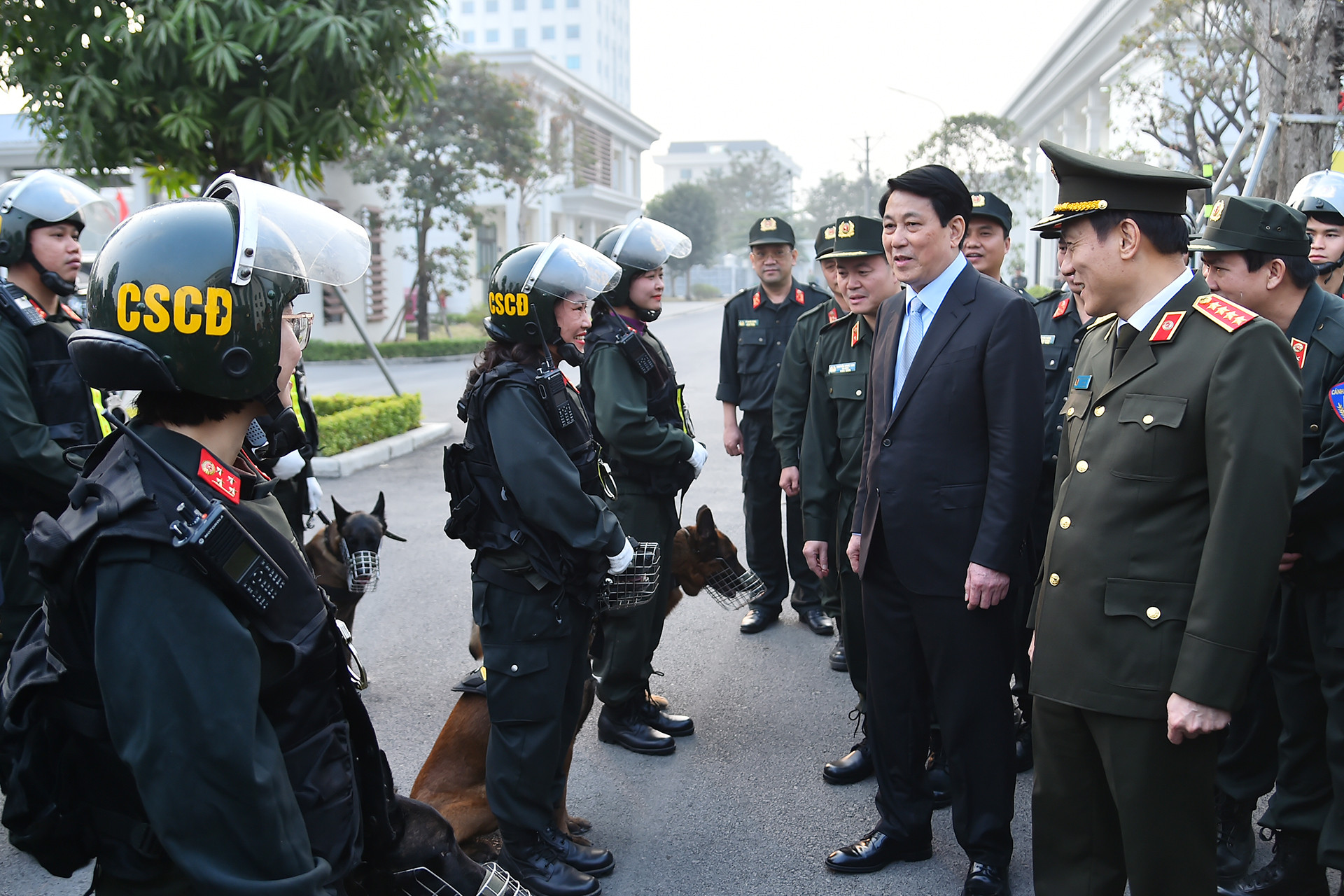 Chủ tịch nước Lương Cường thăm hỏi lực lượng Cảnh sát cơ động phụ trách cảnh khuyển.
