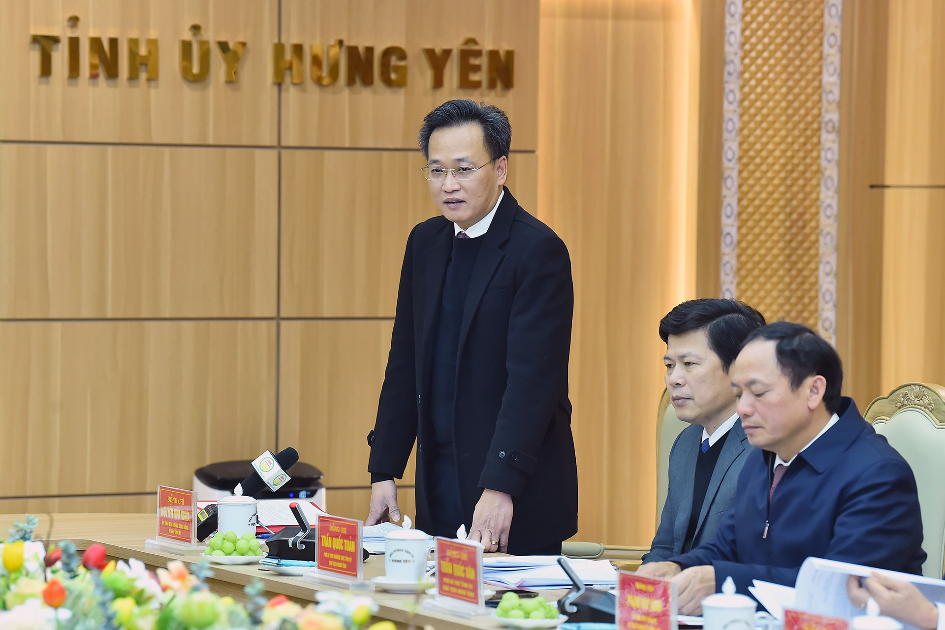 Đồng chí Nguyễn Hữu Nghĩa, Ủy viên Trung ương Đảng, Bí thư Tỉnh ủy Hưng Yên báo cáo tại Hội nghị.