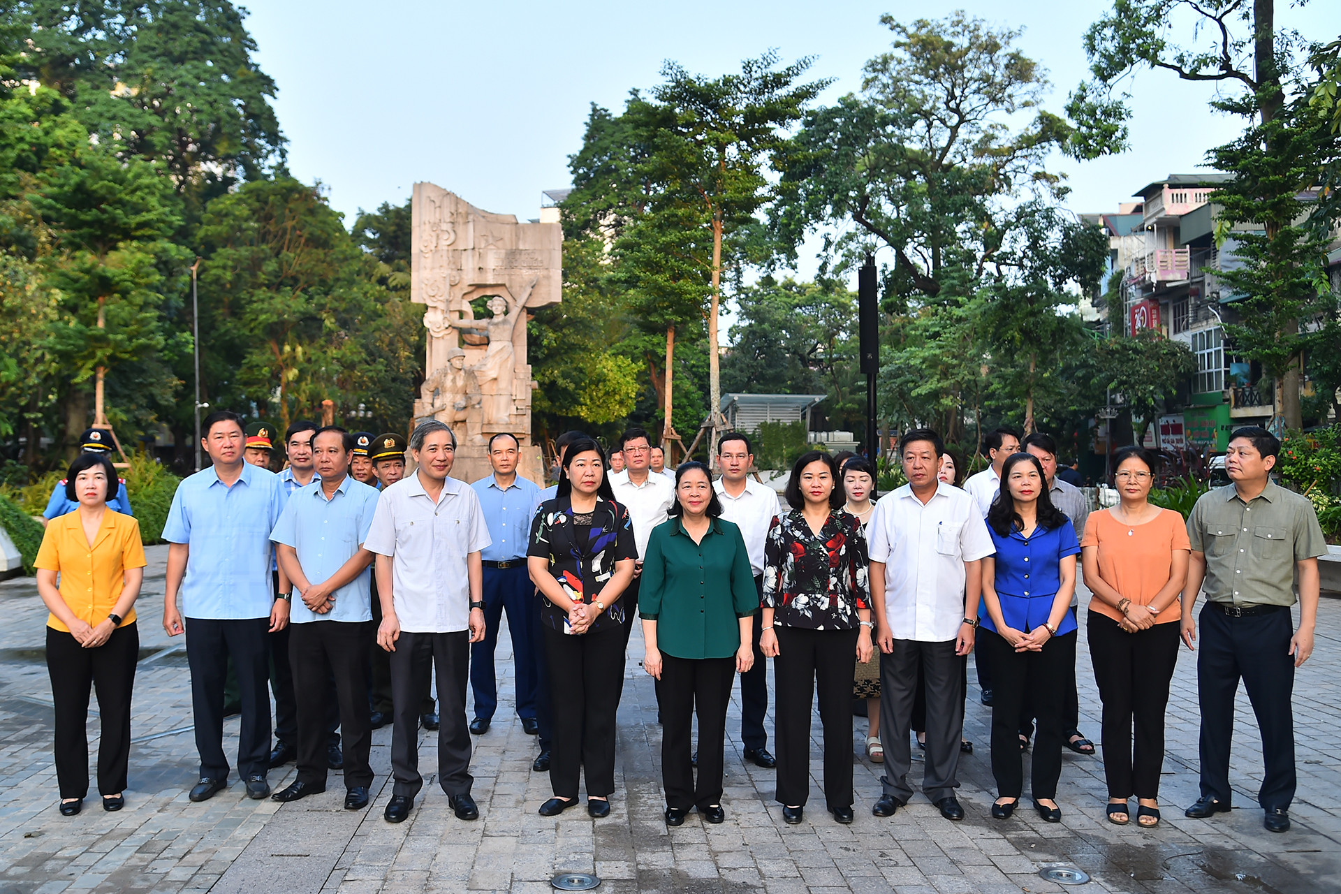 Bí thư Thành ủy Hà Nội Bùi Thị Minh Hoài, Phó Bí thư Thường trực Thành ủy Hà Nội Nguyễn Thị Tuyến cùng các đồng chí lãnh quận Ba Đình và thành phố Hà Nội tham dự lễ phát động toàn dân tham gia tổng vệ sinh môi trường, khắc phục hậu quả cơn bão số 3 tại Vườn hoa Vạn Xuân.