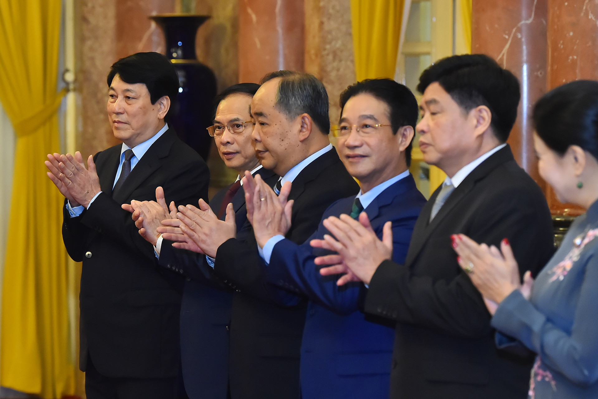 Chủ tịch nước Lương Cường; Phó Thủ tướng, Bộ trưởng Ngoại giao Bùi Thanh Sơn và các đại biểu tại buổi lễ.