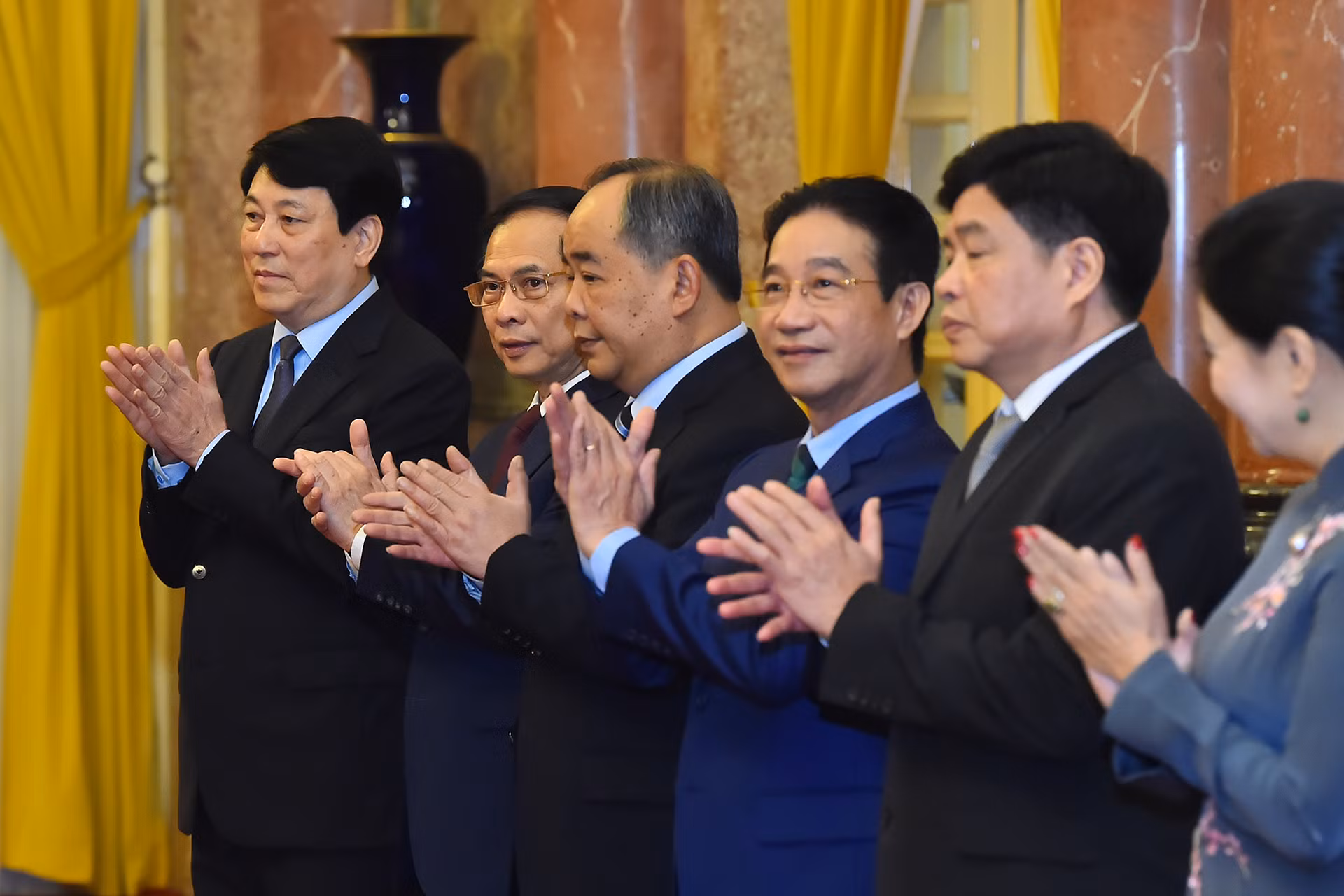 Chủ tịch nước Lương Cường; Phó Thủ tướng, Bộ trưởng Ngoại giao Bùi Thanh Sơn và các đại biểu tại buổi lễ.