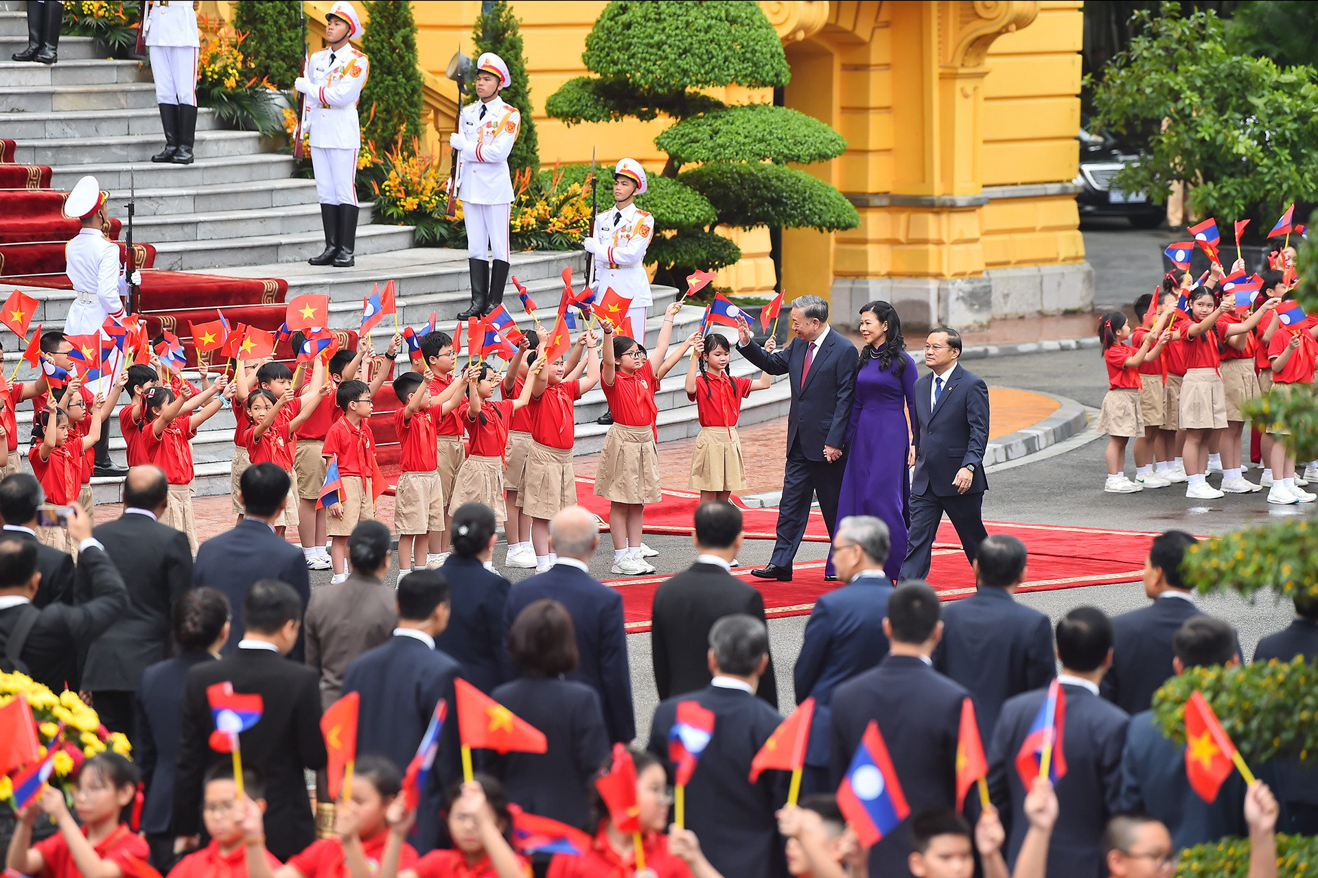 Thiếu nhi Thủ đô vẫy chào Tổng Bí thư, Chủ tịch nước Tô Lâm và Phu nhân Ngô Phương Ly.