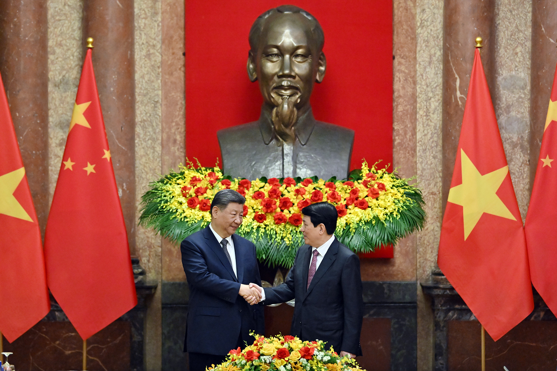 Chủ tịch nước Lương Cường đón chào Tổng Bí thư, Chủ tịch Trung Quốc Tập Cận Bình tại hội đàm.