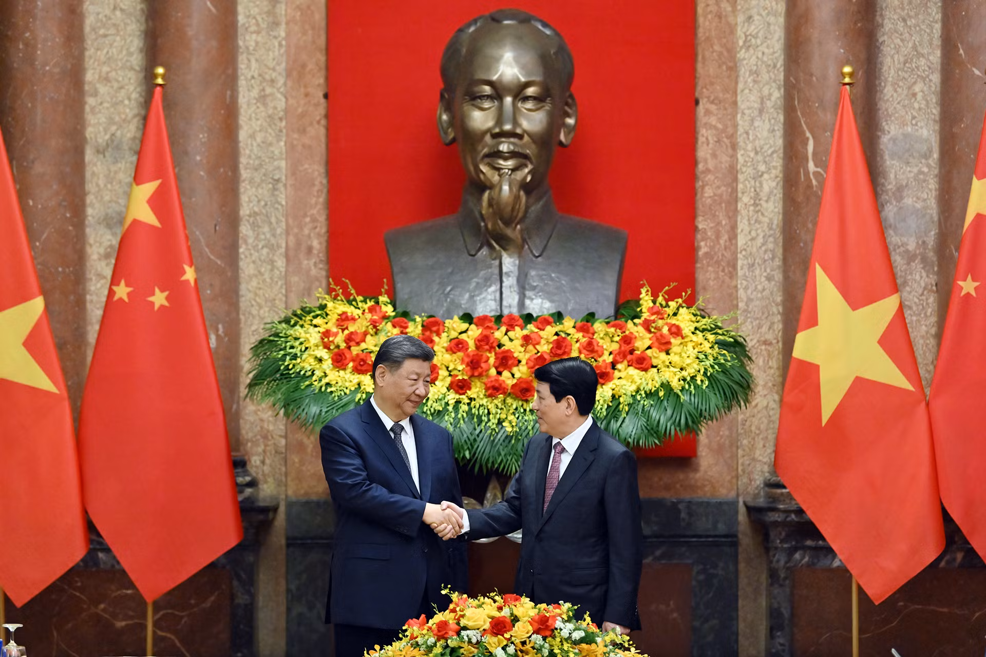 Chủ tịch nước Lương Cường đón chào Tổng Bí thư, Chủ tịch Trung Quốc Tập Cận Bình tại hội đàm.