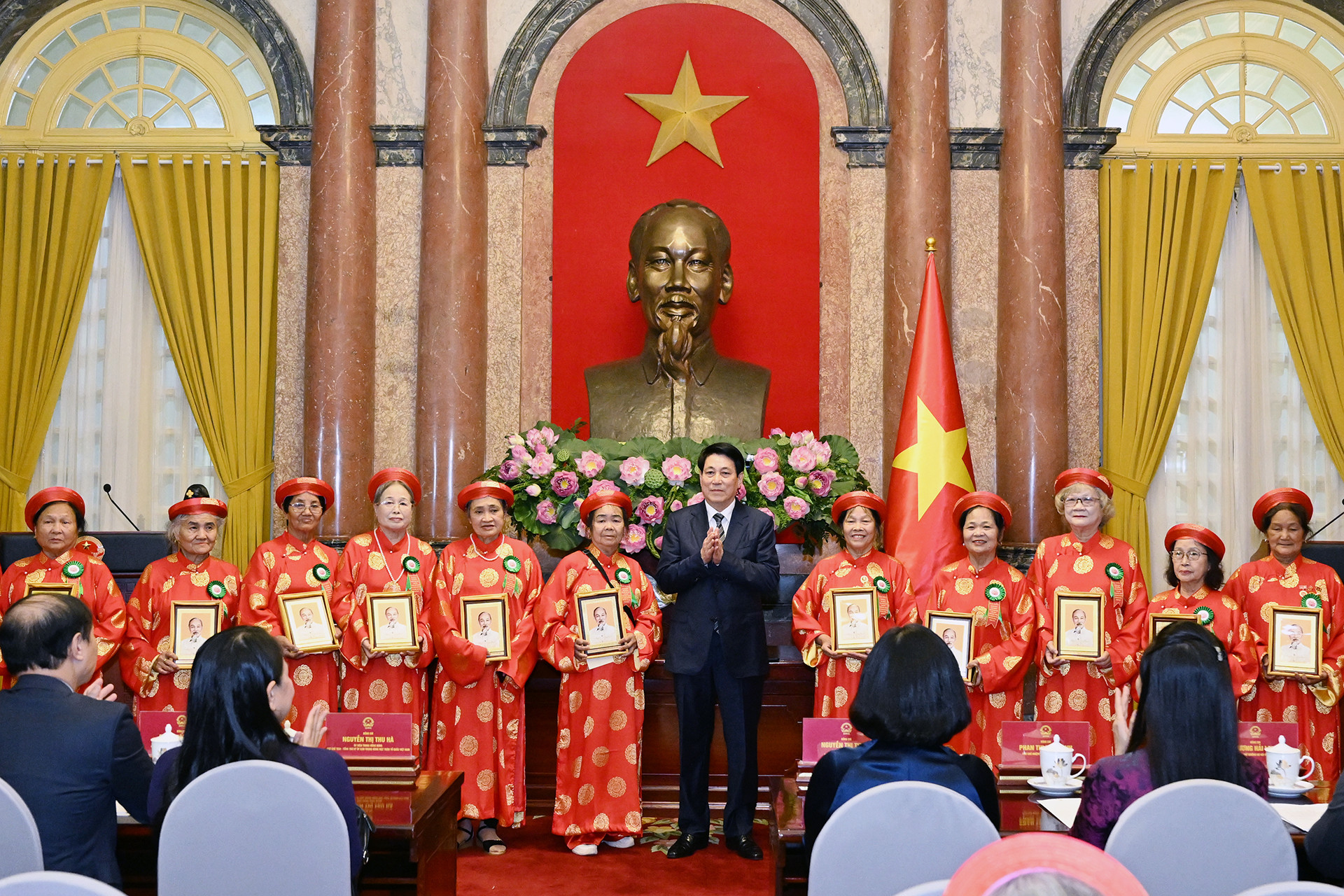 Chủ tịch nước Lương Cường trao quà, tặng đại diện Đoàn đại biểu phụ nữ cao tuổi tiêu biểu toàn quốc tại buổi gặp mặt.