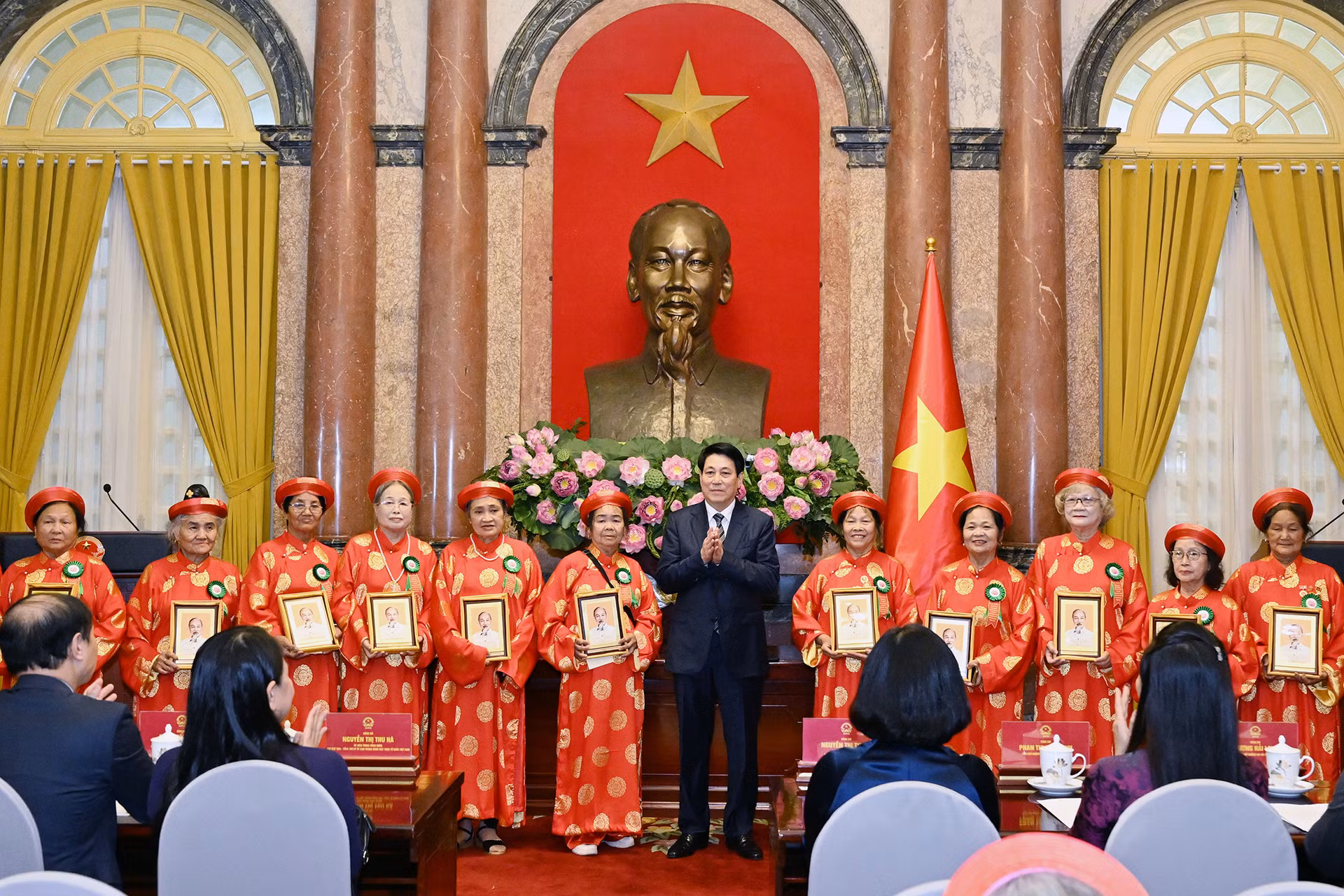 Chủ tịch nước Lương Cường trao quà, tặng đại diện Đoàn đại biểu phụ nữ cao tuổi tiêu biểu toàn quốc tại buổi gặp mặt.