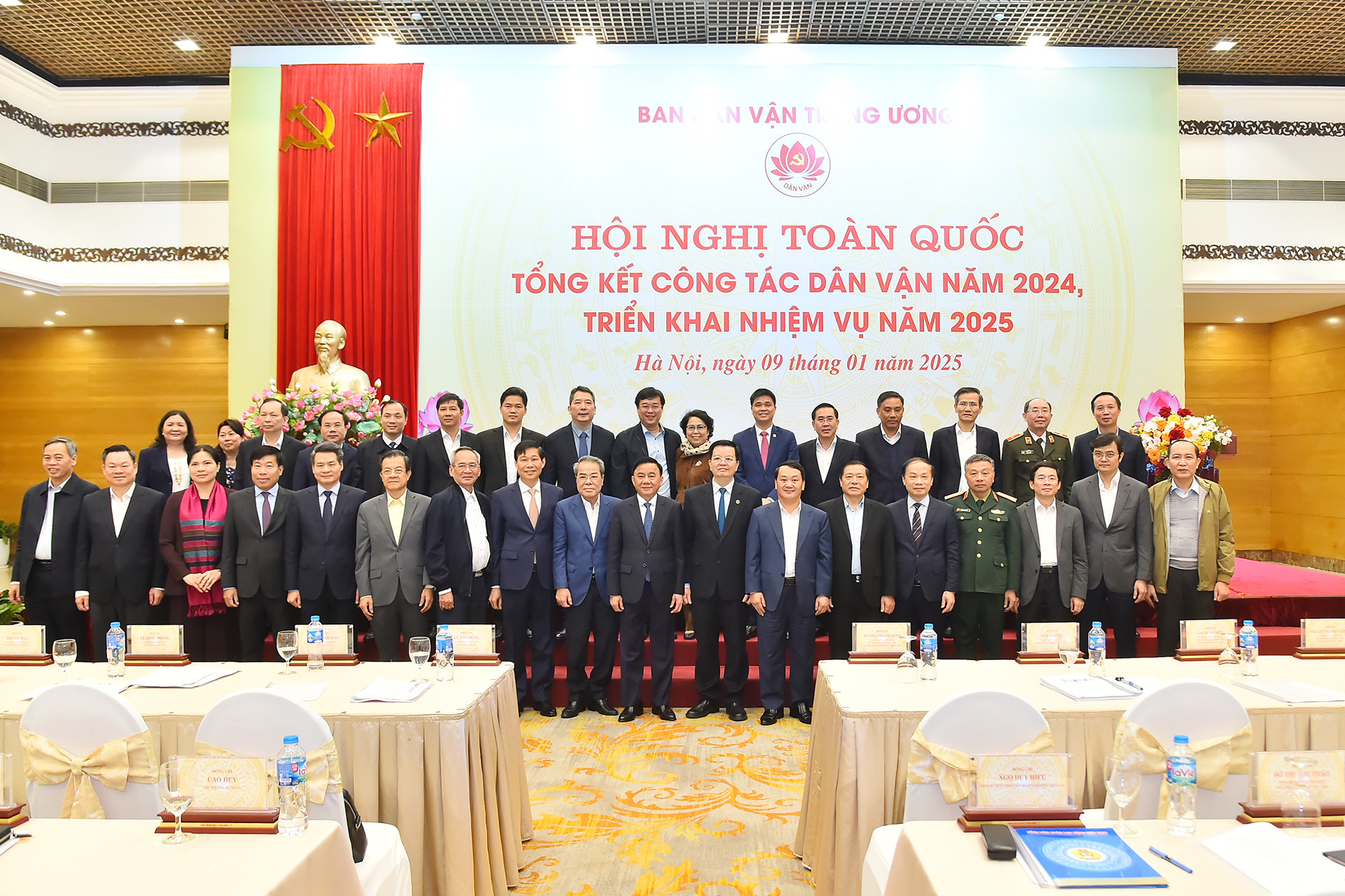 Thường trực Ban Bí thư Trần Cẩm Tú với các đại biểu tại Hội nghị toàn quốc tổng kết công tác dân vận năm 2024, triển khai nhiệm vụ năm 2025.