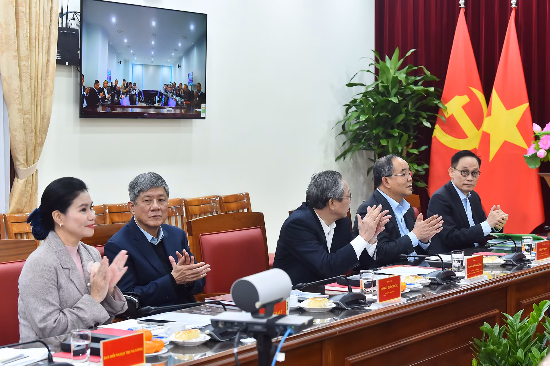 Trưởng Ban Đối ngoại Trung ương Lê Hoài Trung cùng các đại biểu tại buổi làm việc.