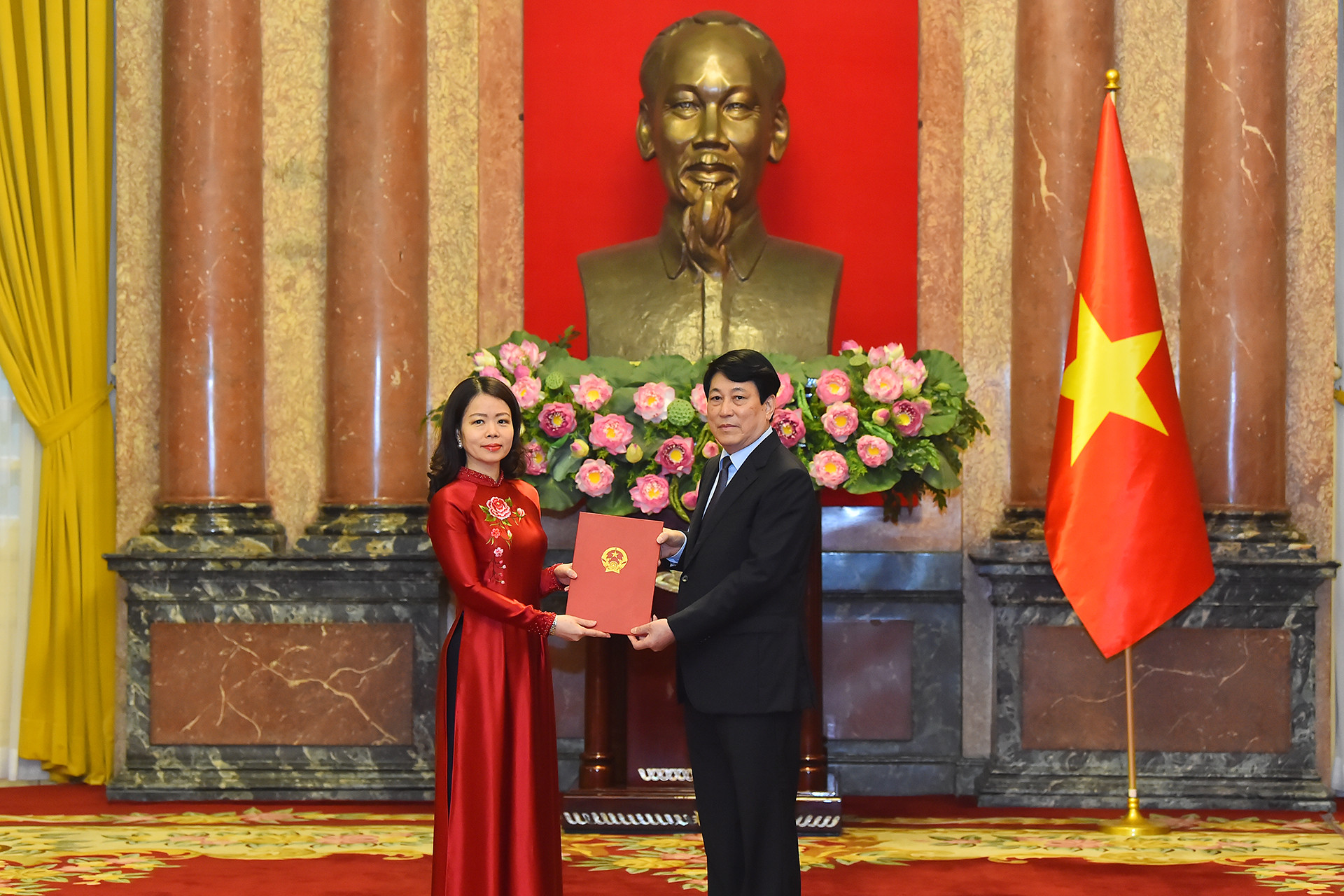 Chủ tịch nước Lương Cường trao Quyết định phong hàm Đại sứ nước Cộng hòa xã hội Chủ nghĩa Việt Nam bậc II cho Thứ trưởng Bộ Ngoại giao Nguyễn Minh Hằng.