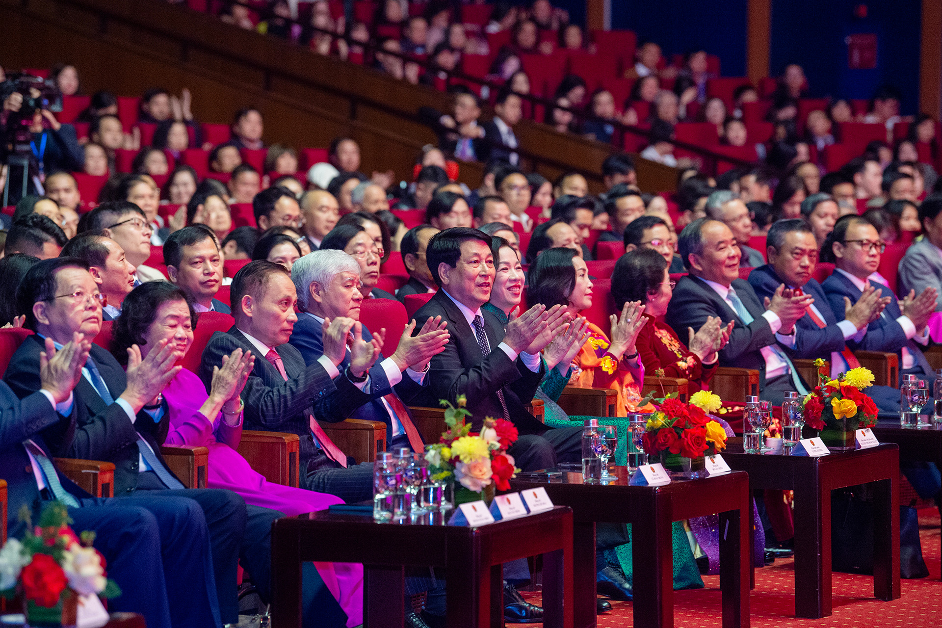 Chủ tịch nước Lương Cường và Phu nhân cùng các đại biểu tham dự Chương trình. Chủ tịch nước Lương Cường và Phu nhân cùng các đại biểu tham dự Chương trình.