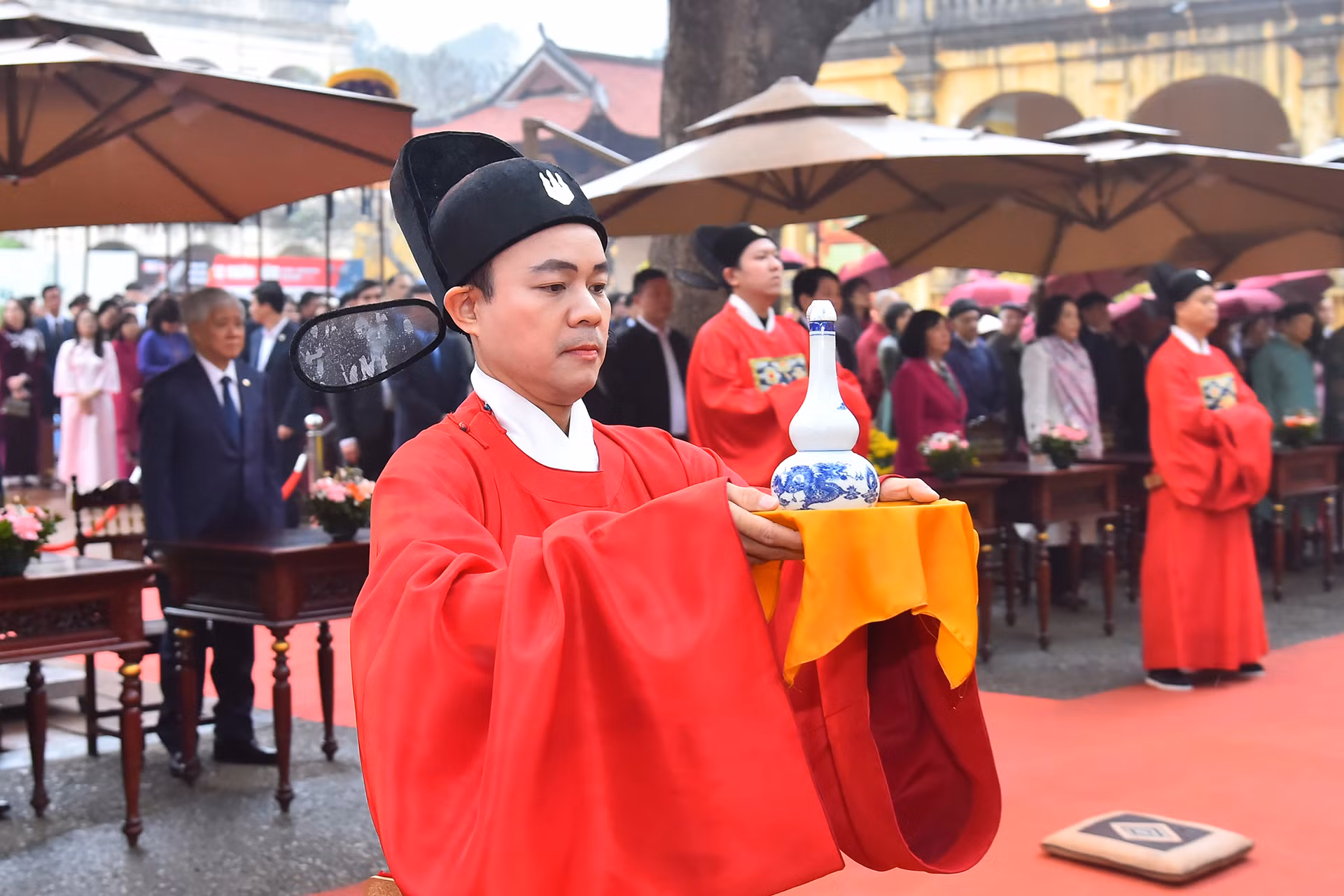 Lễ dâng hương được thực hiện trang trọng, thể hiện lòng thành kính, biết ơn các bậc vua sáng, tôi hiền đã có công khai mở nền văn hiến Thăng Long, khai sáng văn minh Đại Việt. Đây là hoạt động góp phần gìn giữ phong tục tập quán tốt đẹp của cha ông, khơi nguồn tinh hoa văn hóa dân tộc và giáo dục truyền thống cho thế hệ trẻ.