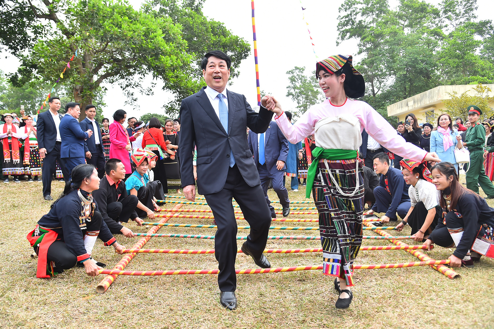 Chủ tịch nước Lương Cường chung vui cùng đồng bào các dân tộc tại “Hội xuân bản Mường”.