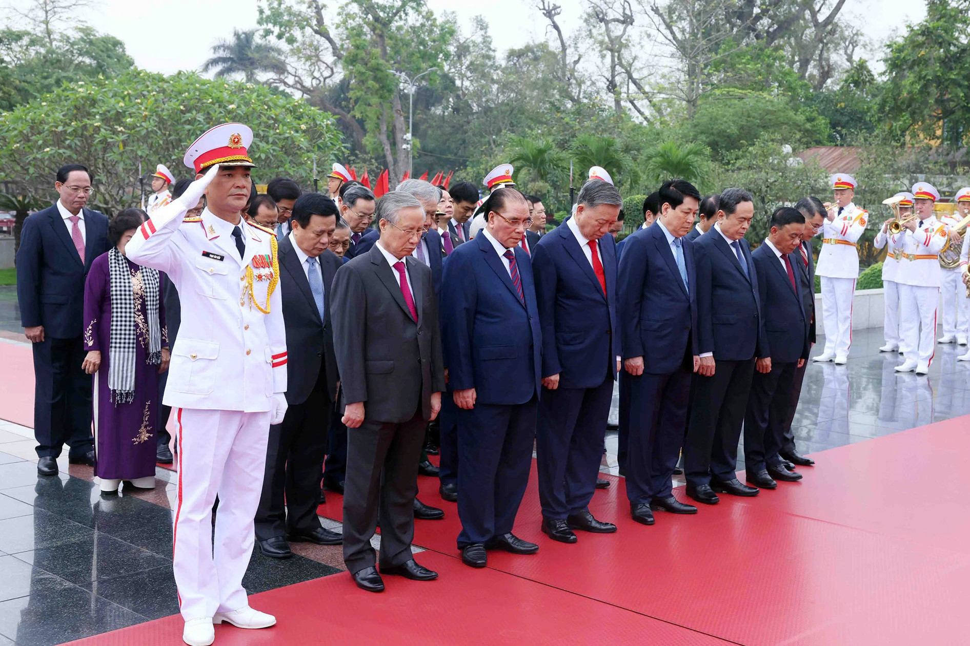 Tiếp sau đó, các đồng chí lãnh đạo, nguyên lãnh đạo Đảng, Nhà nước tới đặt vòng hoa, tưởng niệm các Anh hùng liệt sĩ tại Đài tưởng niệm các Anh hùng liệt sĩ trên đường Bắc Sơn.