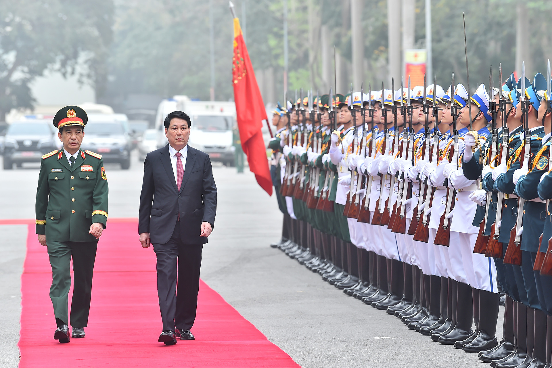 Chủ tịch nước Lương Cường duyệt Đội Danh dự tại lễ kỷ niệm.