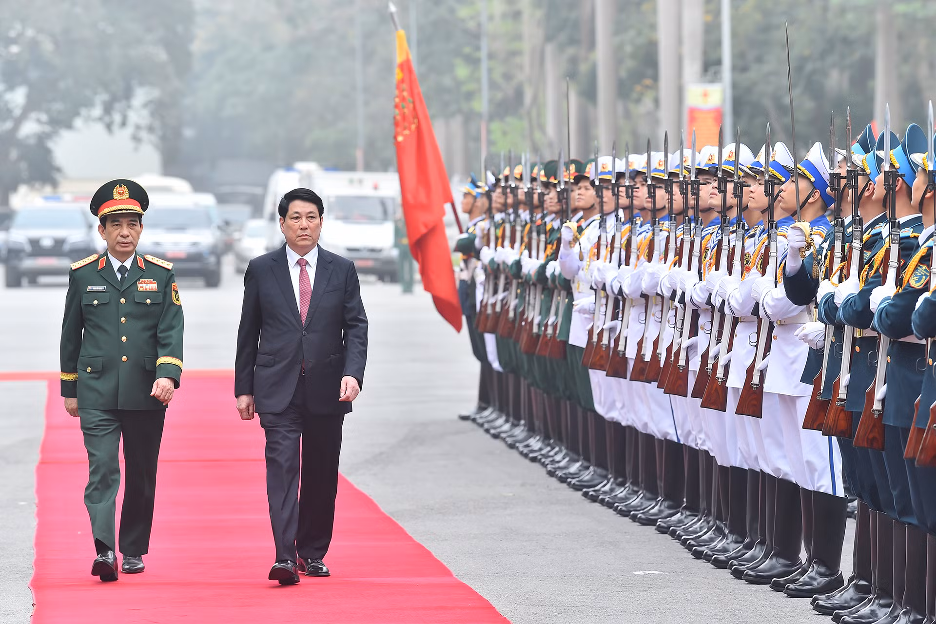 Chủ tịch nước Lương Cường duyệt Đội Danh dự tại lễ kỷ niệm.