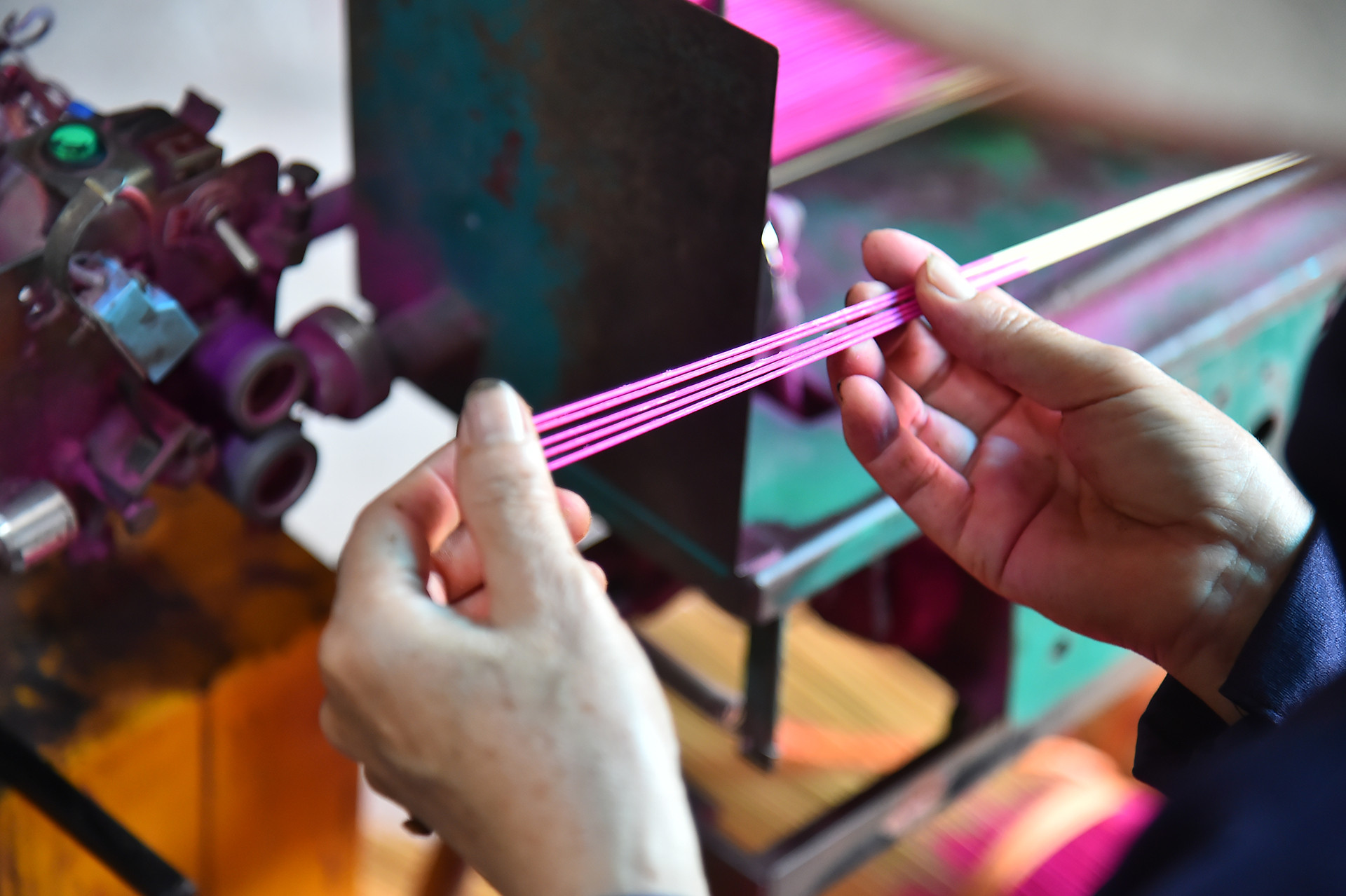 Để làm ra một que hương hoàn chỉnh, người thợ phải thực hiện nhiều công đoạn. Từ chọn nguyên liệu, làm chân hương, nhuộm chân hương cho đến công đoạn xay bột thảo mộc rồi chuyển đến nơi se bột để làm nên thành phẩm cuối cùng. Tất cả đều được người thợ làm với sự khéo léo, tỉ mỉ. Trước đây, việc sản xuất hoàn toàn bằng thủ công. Nay để đáp ứng nhu cầu thị trường và giúp nâng cao chất lượng sản phẩm, người dân đã áp dụng máy móc vào sản xuất, nhờ đó công việc đỡ vất vả hơn. Để làm ra một que hương hoàn chỉnh, người thợ phải thực hiện nhiều công đoạn. Từ chọn nguyên liệu, làm chân hương, nhuộm chân hương cho đến công đoạn xay bột thảo mộc rồi chuyển đến nơi se bột để làm nên thành phẩm cuối cùng. Tất cả đều được người thợ làm với sự khéo léo, tỉ mỉ. Trước đây, việc sản xuất hoàn toàn bằng thủ công. Nay để đáp ứng nhu cầu thị trường và giúp nâng cao chất lượng sản phẩm, người dân đã áp dụng máy móc vào sản xuất, nhờ đó công việc đỡ vất vả hơn.