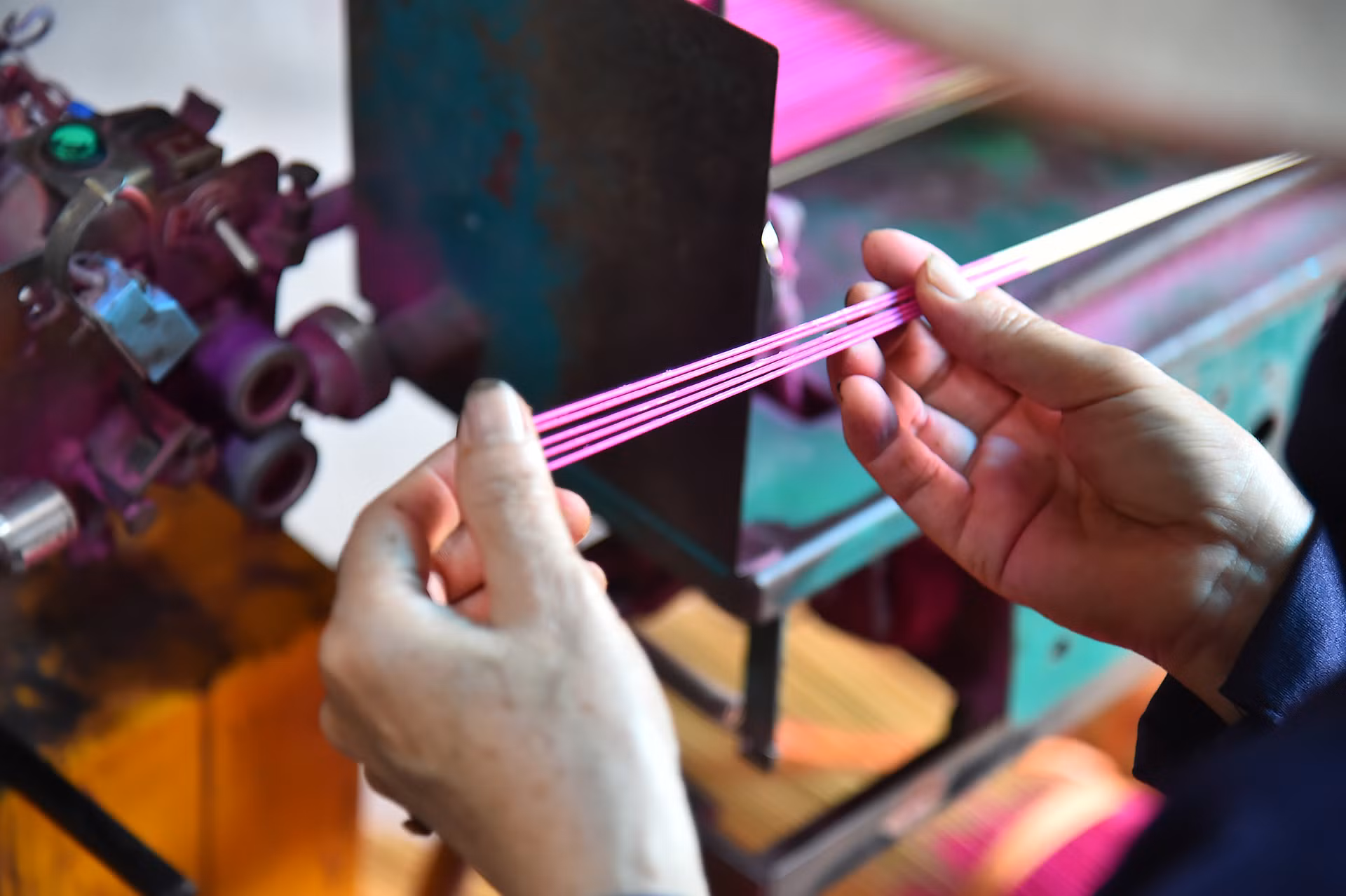 Để làm ra một que hương hoàn chỉnh, người thợ phải thực hiện nhiều công đoạn. Từ chọn nguyên liệu, làm chân hương, nhuộm chân hương cho đến công đoạn xay bột thảo mộc rồi chuyển đến nơi se bột để làm nên thành phẩm cuối cùng. Tất cả đều được người thợ làm với sự khéo léo, tỉ mỉ. Trước đây, việc sản xuất hoàn toàn bằng thủ công. Nay để đáp ứng nhu cầu thị trường và giúp nâng cao chất lượng sản phẩm, người dân đã áp dụng máy móc vào sản xuất, nhờ đó công việc đỡ vất vả hơn.