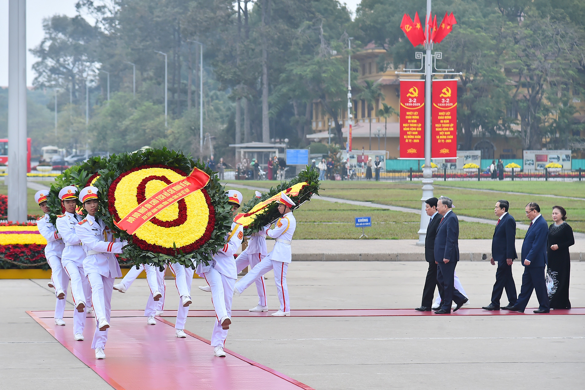 Với lòng biết ơn vô hạn, Đoàn đại biểu thành kính tưởng nhớ công lao to lớn của Chủ tịch Hồ Chí Minh, lãnh tụ vĩ đại, người thầy kính yêu của Đảng và dân tộc ta. Người đã hy sinh cả cuộc đời cho sự nghiệp đấu tranh giải phóng dân tộc, thống nhất đất nước, xây dựng Tổ quốc Việt Nam độc lập, thống nhất.