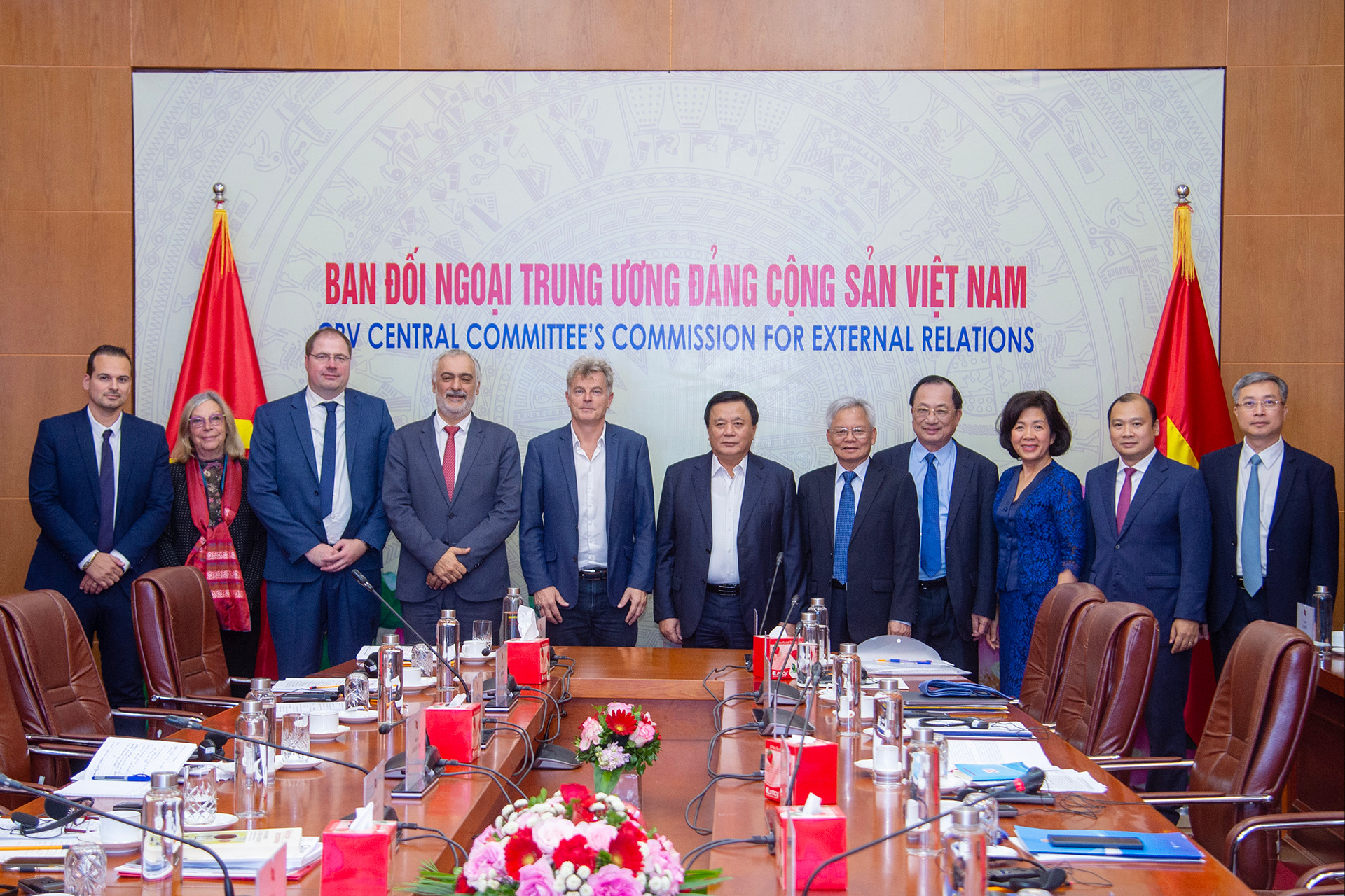 Chủ tịch Hội đồng Lý luận Trung ương Nguyễn Xuân Thắng và Bí thư toàn quốc Đảng Cộng sản Pháp Fabien Roussel cùng các đại biểu 2 quốc gia tại Hội thảo Lý luận lần thứ 4 giữa Đảng Cộng sản Việt Nam và Đảng Cộng sản Pháp.