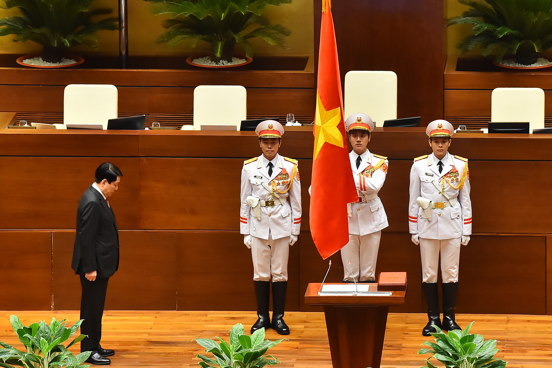 Chủ tịch nước Lương Cường thực hiện nghi thức chào Quốc kỳ nước Cộng hòa xã hội chủ nghĩa Việt Nam tại Lễ tuyên thệ nhậm chức.