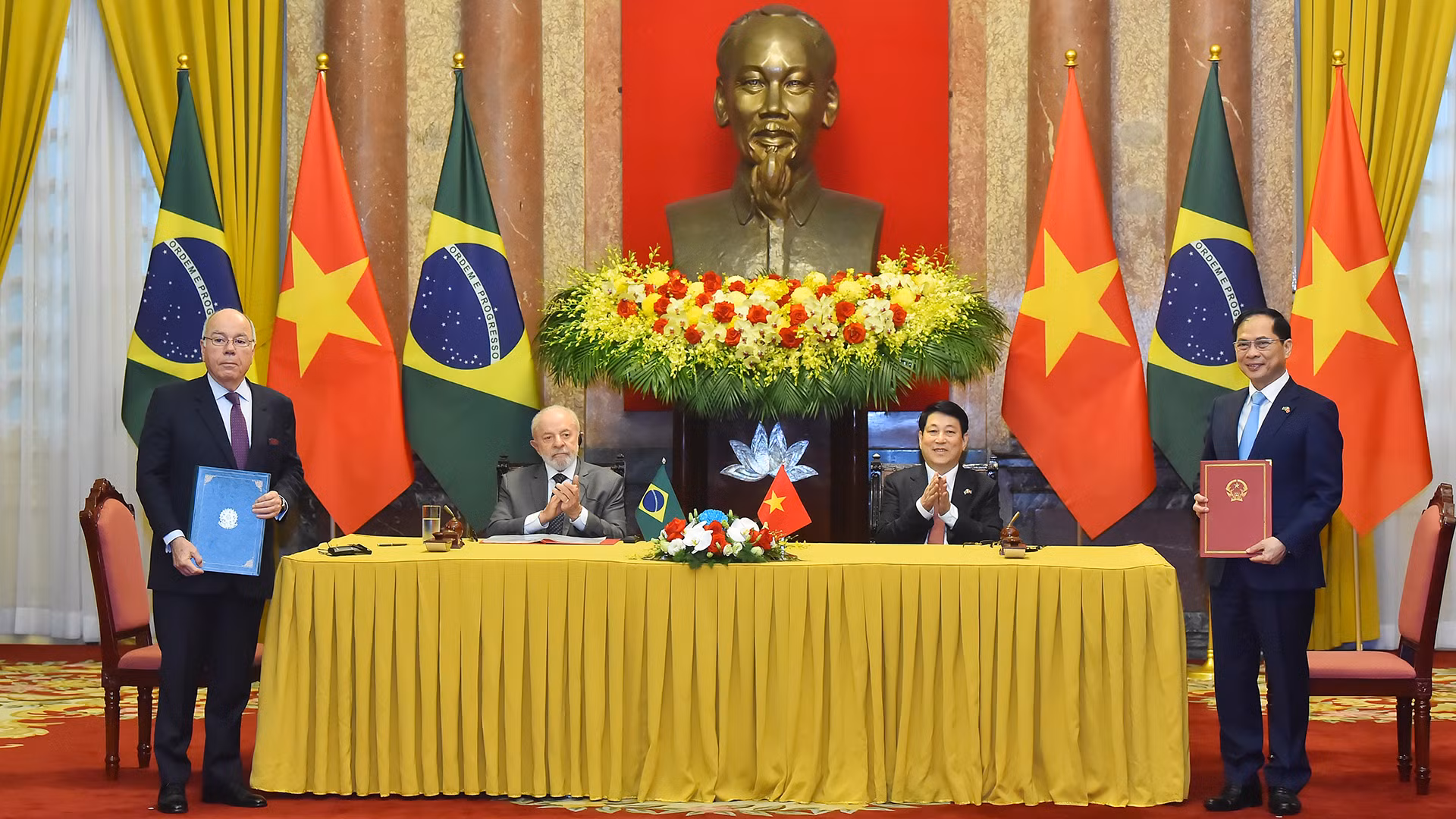 Chủ tịch nước Lương Cường và Tổng thống Brazil Luiz Inácio Lula da Silva chứng kiến lễ trao biên bản thỏa thuận về Kế hoạch hành động thực hiện Đối tác chiến lược giữa Chính phủ nước CHXHCN Việt Nam và Chính phủ nước Cộng hoà Liên bang Brazil giai đoạn 2025-2030.