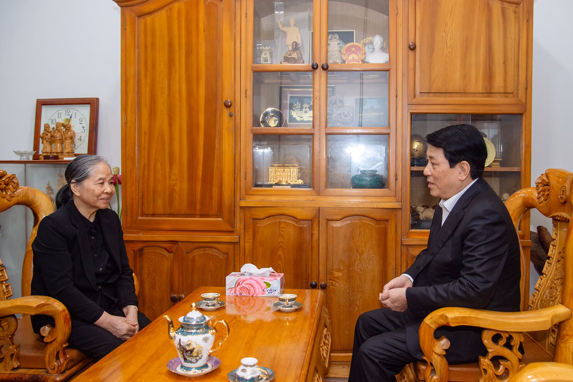 Chủ tịch nước Lương Cường thăm hỏi, chúc Tết Phu nhân cố Tổng Bí thư Nguyễn Phú Trọng Ngô Thị Mận.