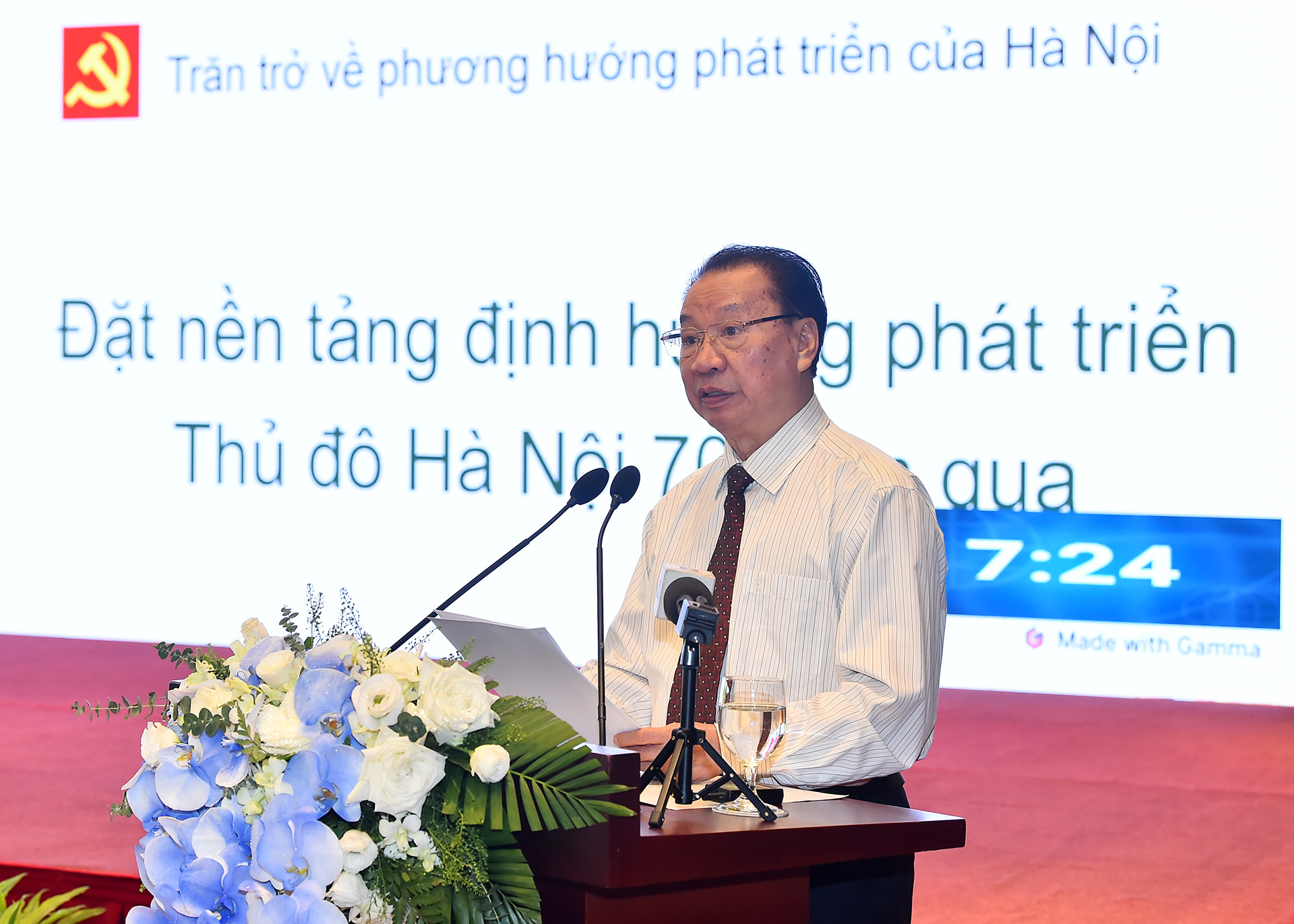 Nguyên Phó Bí thư Thường trực Thành ủy Hà Nội, Chủ tịch Hội đồng nhân dân thành phố Hà Nội Phùng Hữu Phú trình bày tham luận tại hội thảo.