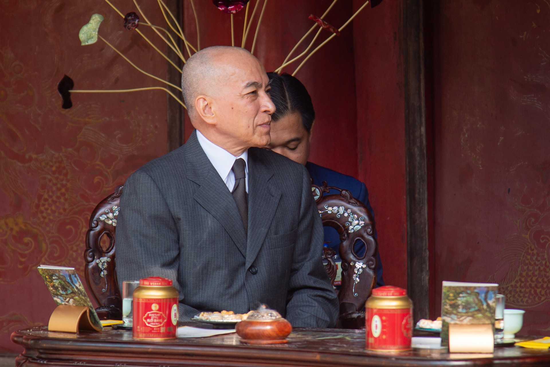 Quốc vương Campuchia Norodom Sihamoni phát biểu tại buổi thưởng trà. Quốc vương Campuchia Norodom Sihamoni phát biểu tại buổi thưởng trà.